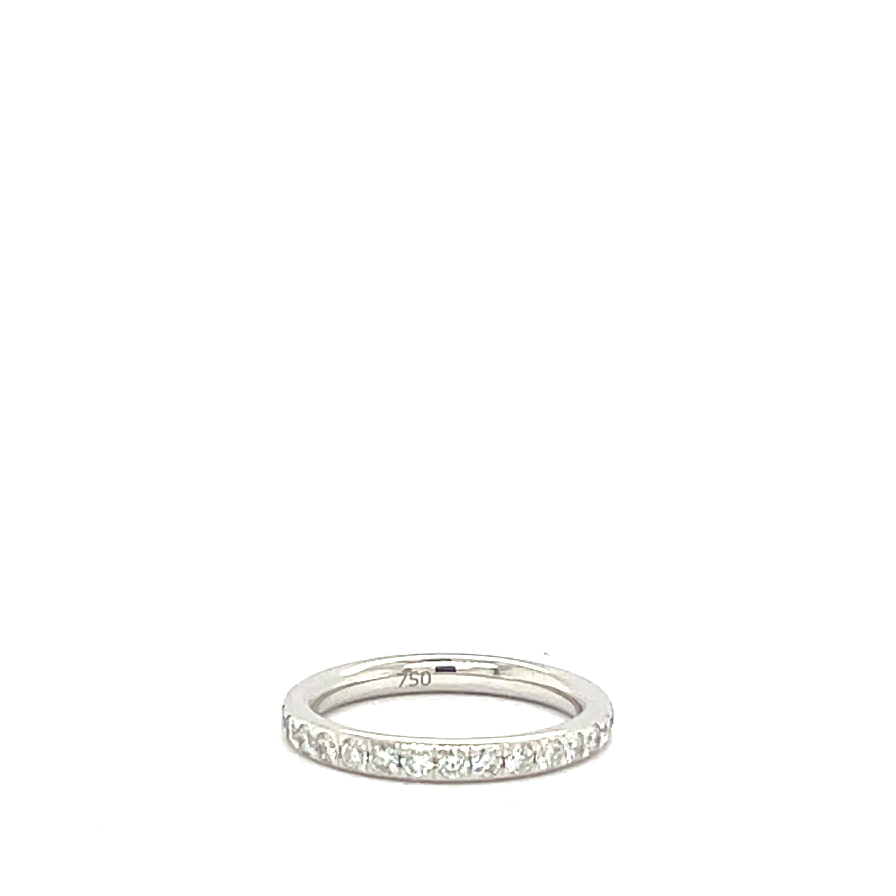 18K Weißgold Diamantring

Erleben Sie zeitlose Raffinesse mit diesem exquisiten Ring aus 18 Karat Weißgold mit Diamantpavé. Dieses mit Präzision und Eleganz gefertigte, raffinierte Band ist mit 30 natürlichen Diamanten im Brillantschliff von