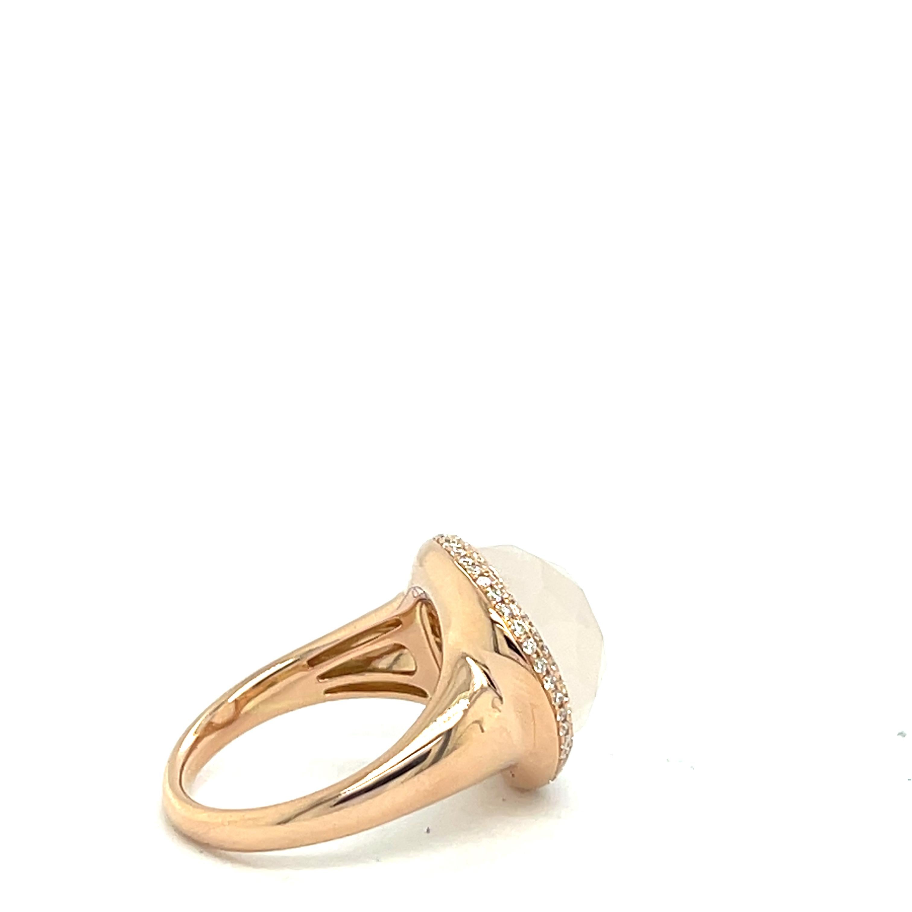 Anello in oro rosa 18 carati con quarzo bianco e diamante da 8,05 carati

L'eleganza contemporanea di questo anello in oro rosa 18 carati risiede nel suo design audace, che combina magnificamente curve morbide e scintillii sofisticati. Al centro,