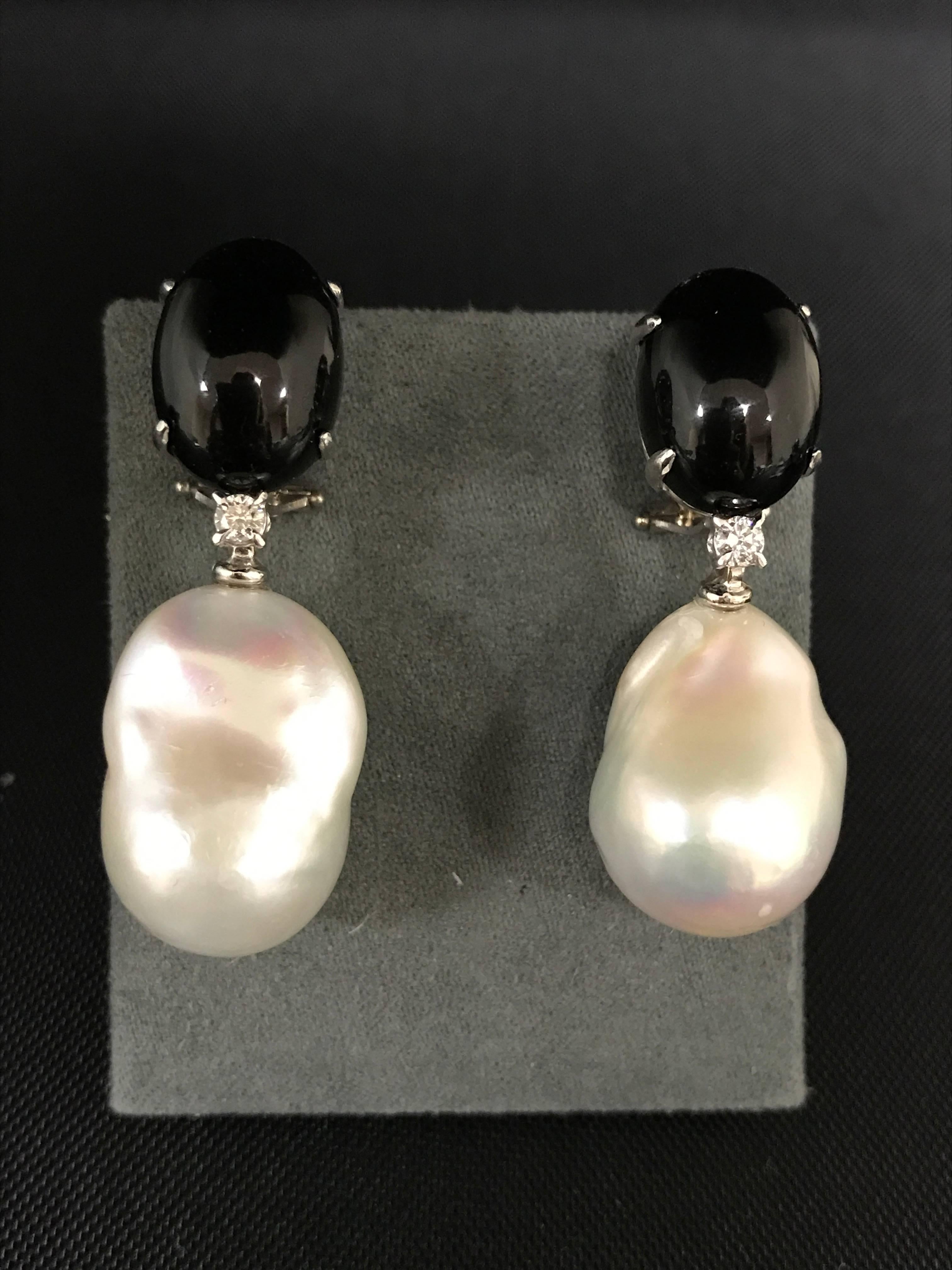 Discover this Black Agate and Diamond White Gold Chandelier Earrings
Beautiful Black Agathe 
Diamonds 0,16
Pearls
White Gold 18 Carat