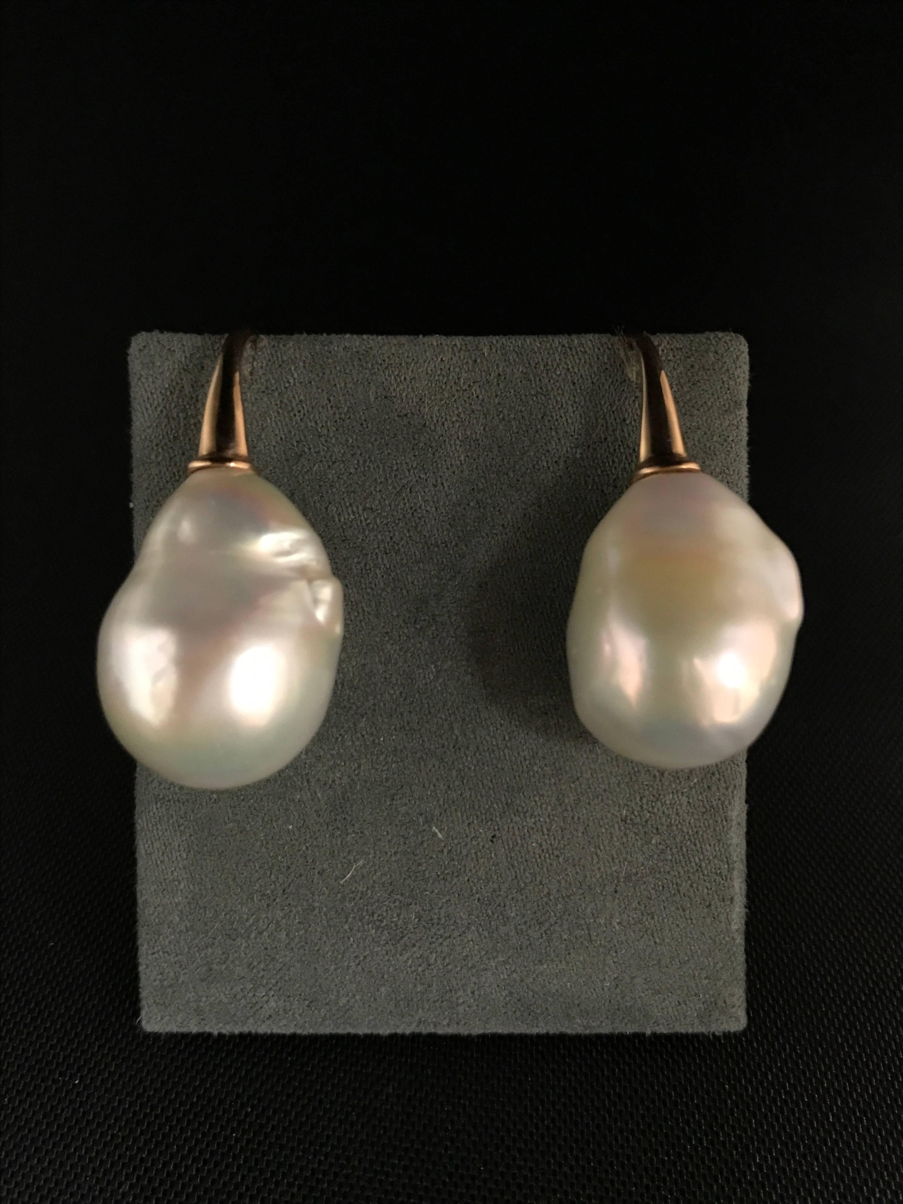 Cultured Pearls and Pink Gold Baroque Earrings
Pink Gold 2,5 gr
Cultured Pearls
Length : 3,2 cm
