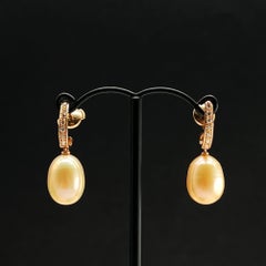 Boucles d'oreilles pendantes en or rose 18K avec diamants et perles baroques