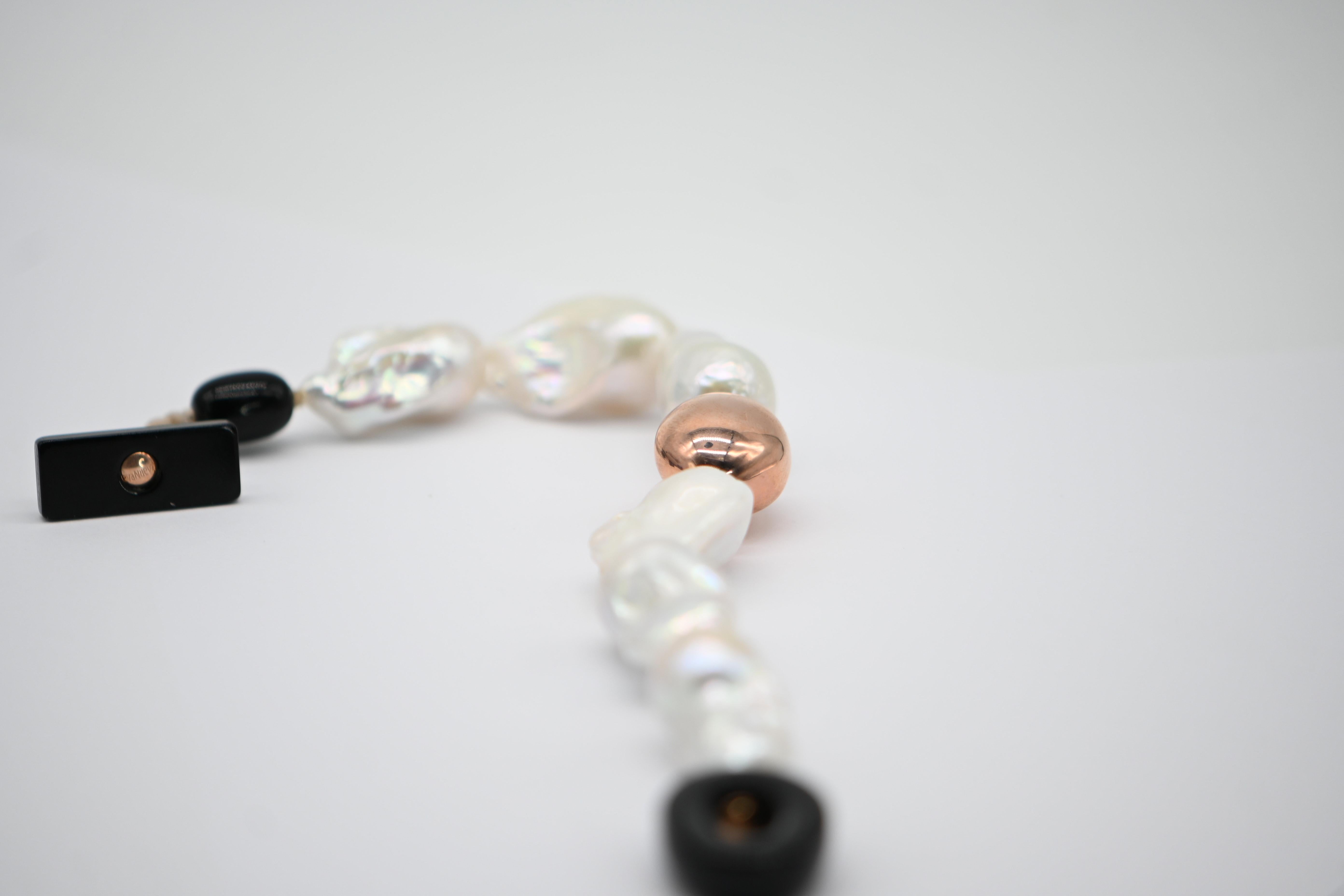 Contemporaneo Bracciale di perle barocche con chiusura in oro rosa 18 carati e bachelite vintage in vendita
