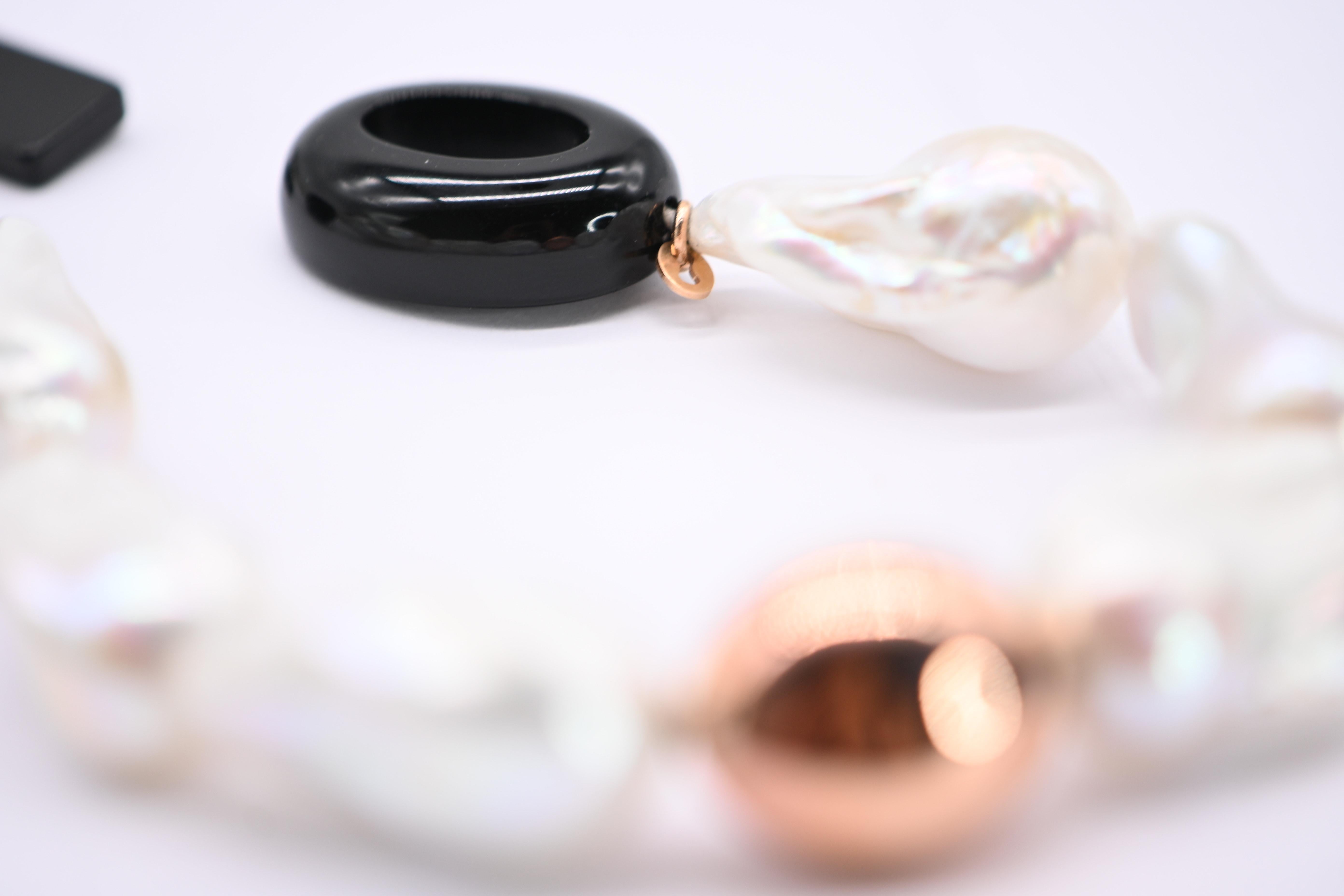 Perlina Bracciale di perle barocche con chiusura in oro rosa 18 carati e bachelite vintage in vendita