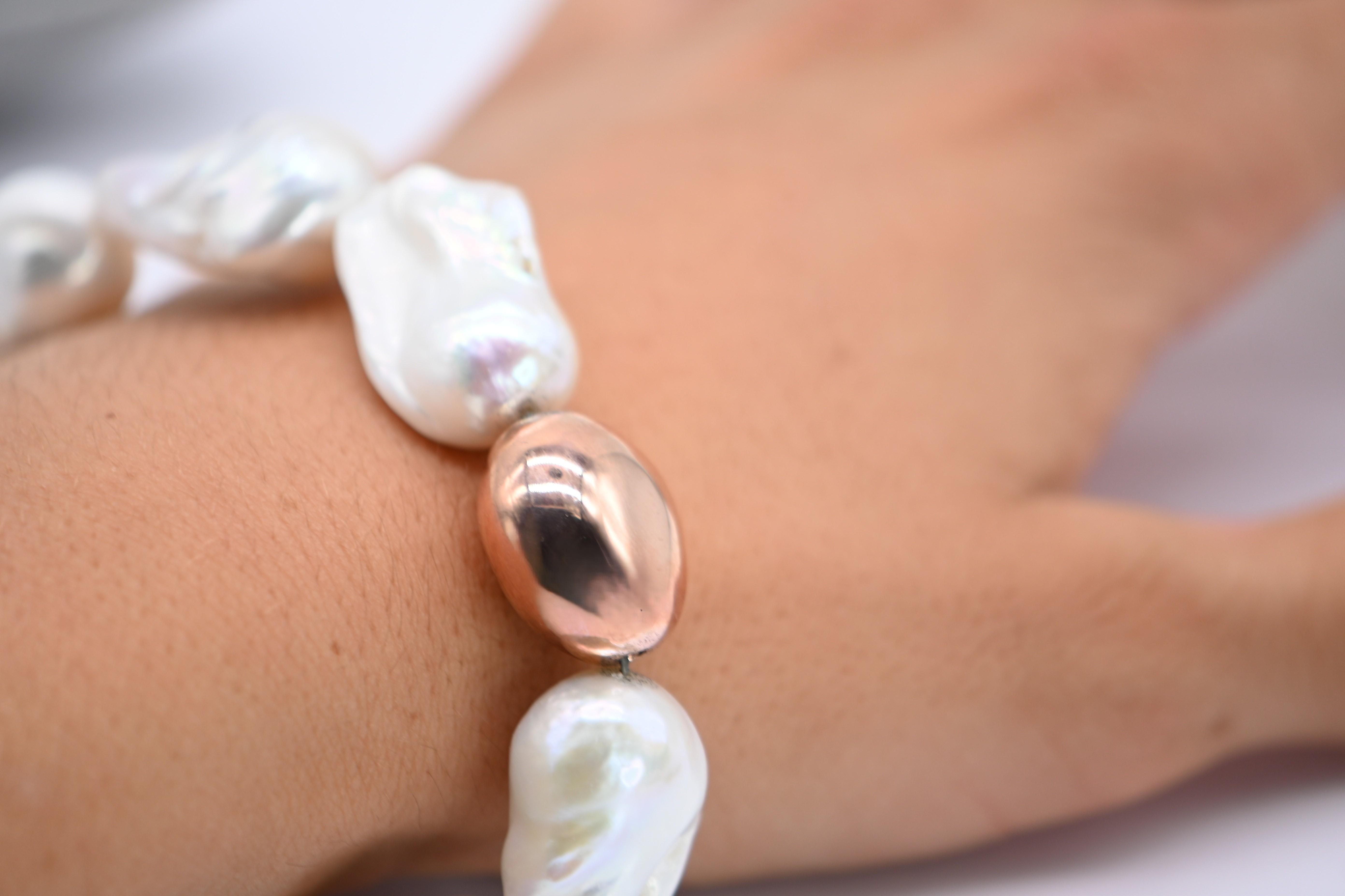 Questo bracciale è un pezzo audace ma raffinato che unisce l'eleganza naturale al fascino vintage. Le perle barocche irregolari, scelte con cura per la loro morbida lucentezza e le forme scultoree, sono infilate insieme per creare un ritmo che