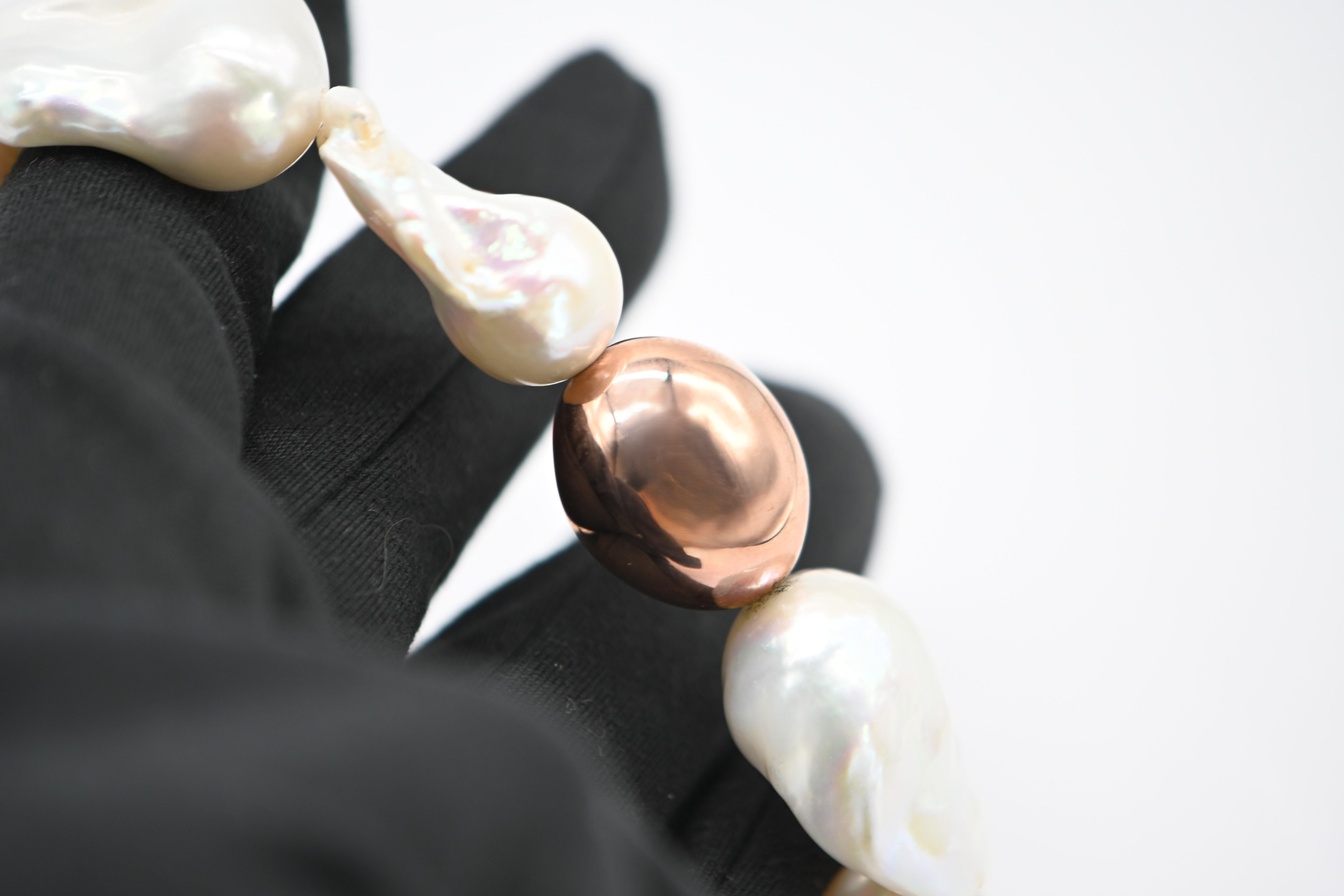 Bracciale di perle barocche con chiusura in oro rosa 18 carati e bachelite vintage in vendita 1