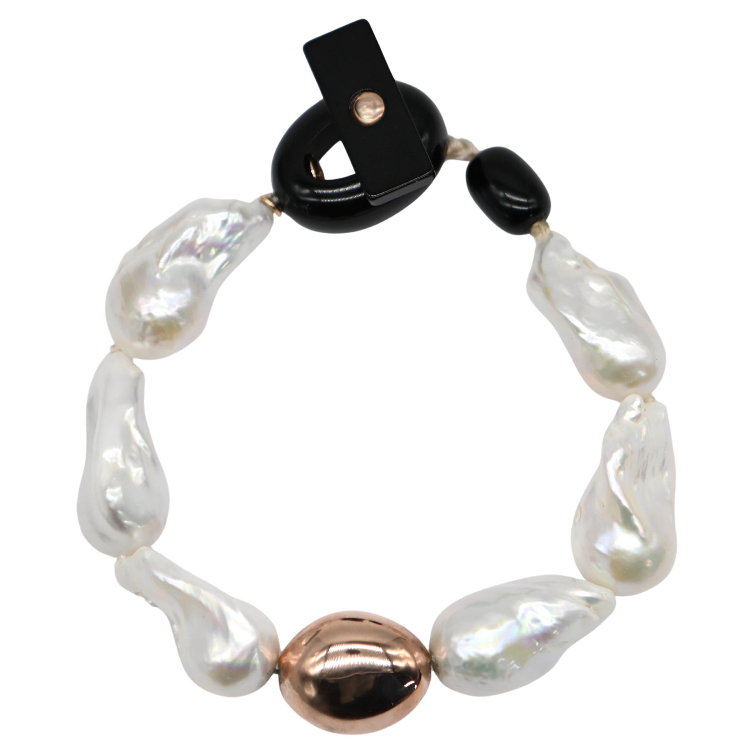 Bracciale di perle barocche con chiusura in oro rosa 18 carati e bachelite vintage in vendita