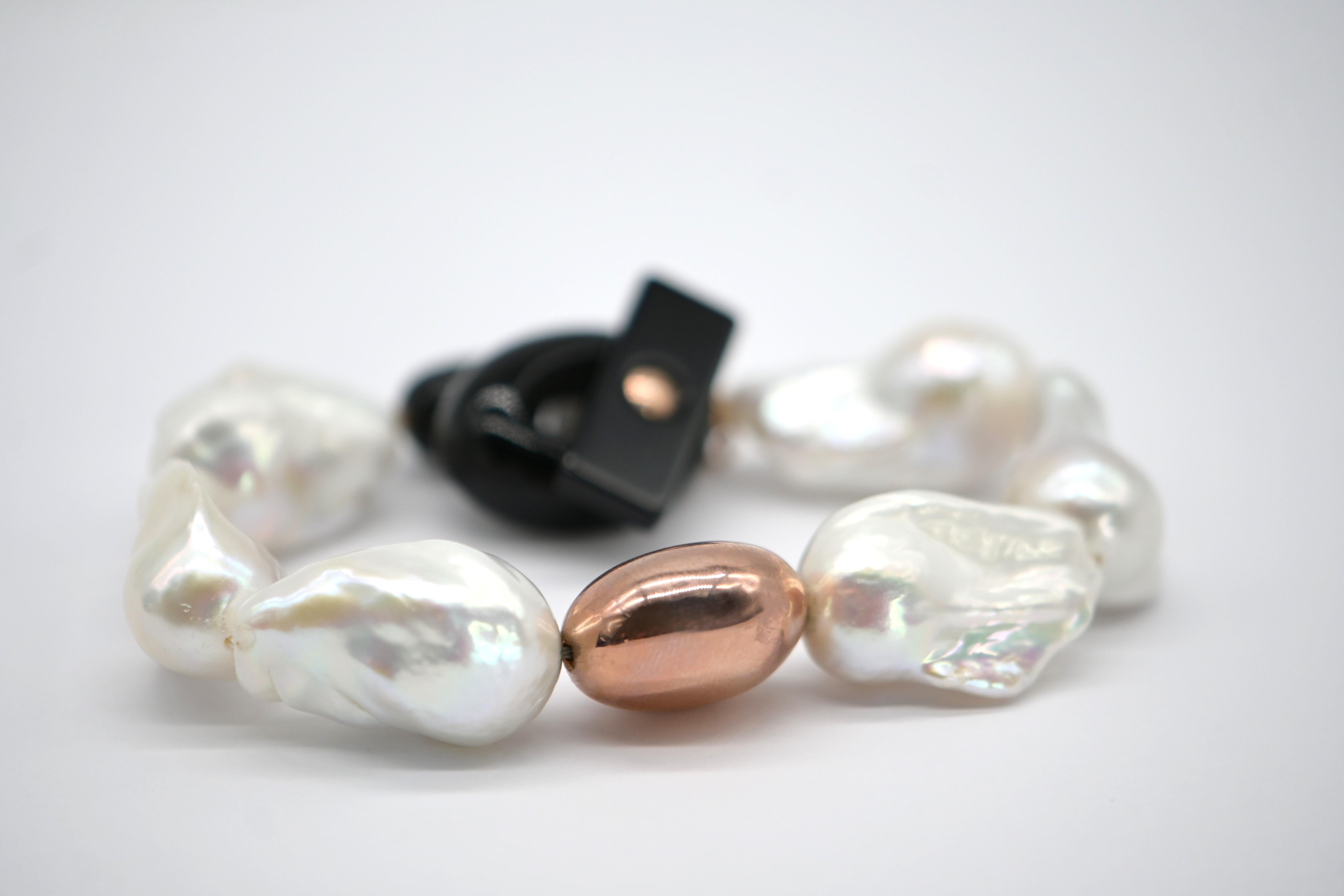 Bracciale di perle barocche con chiusura in oro rosa 18 carati e bachelite vintage in vendita 2