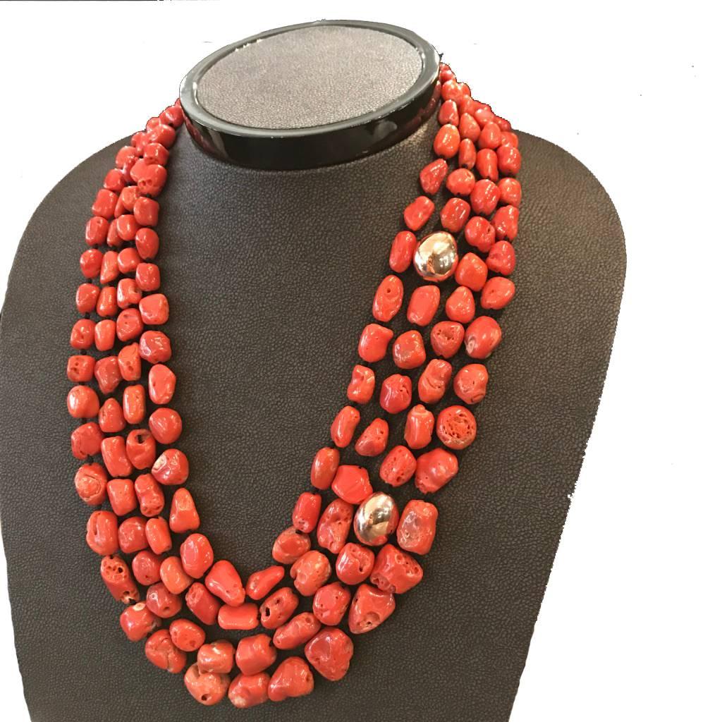 Coral and Rose Gold Pearls Bakelite Clasp Beaded Necklace In New Condition In Vannes, FR