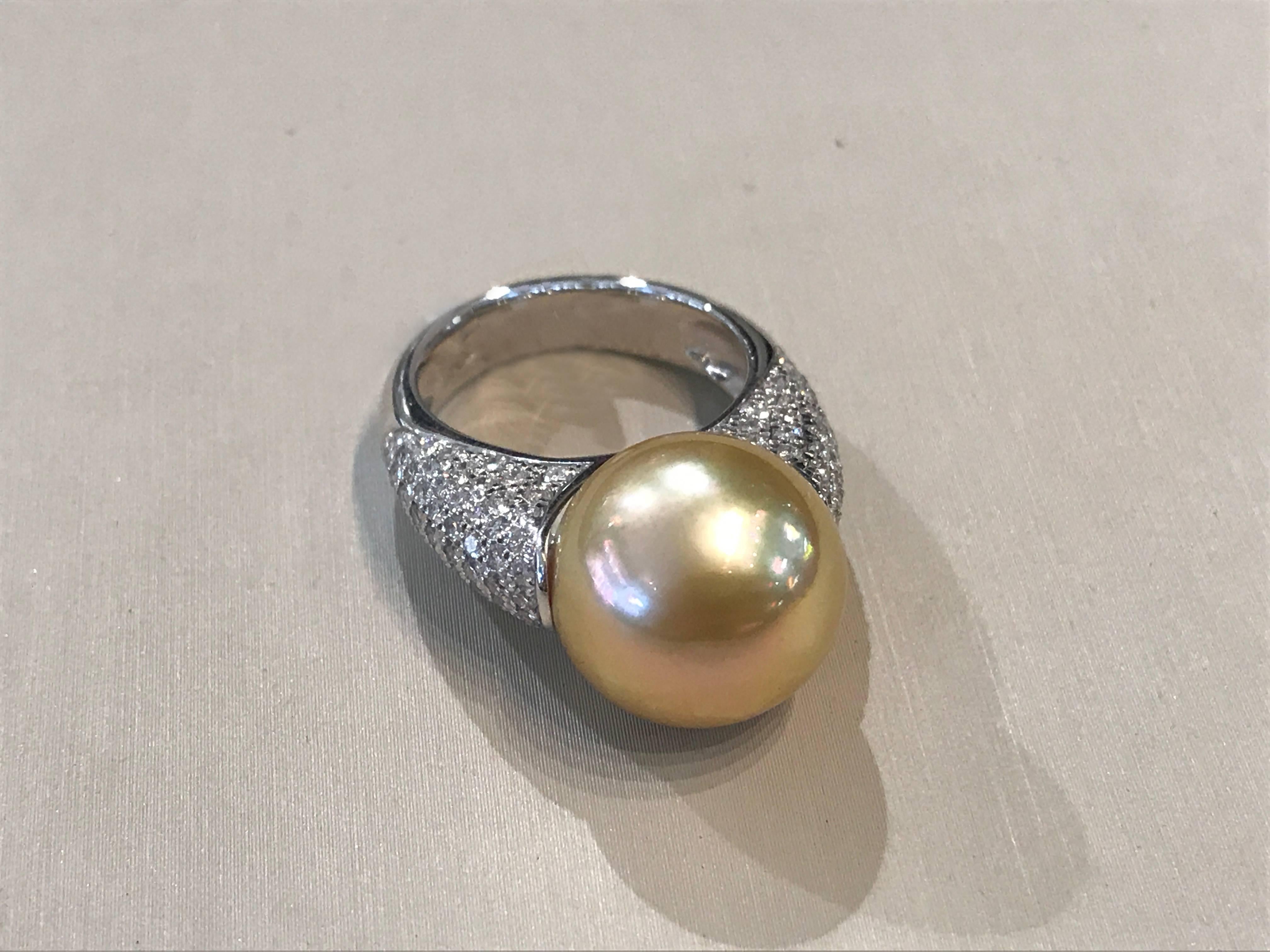 Cultured Pearl and White Gold Ring.
Cultured Pearl Golden Color
White Gold 18 Carat 