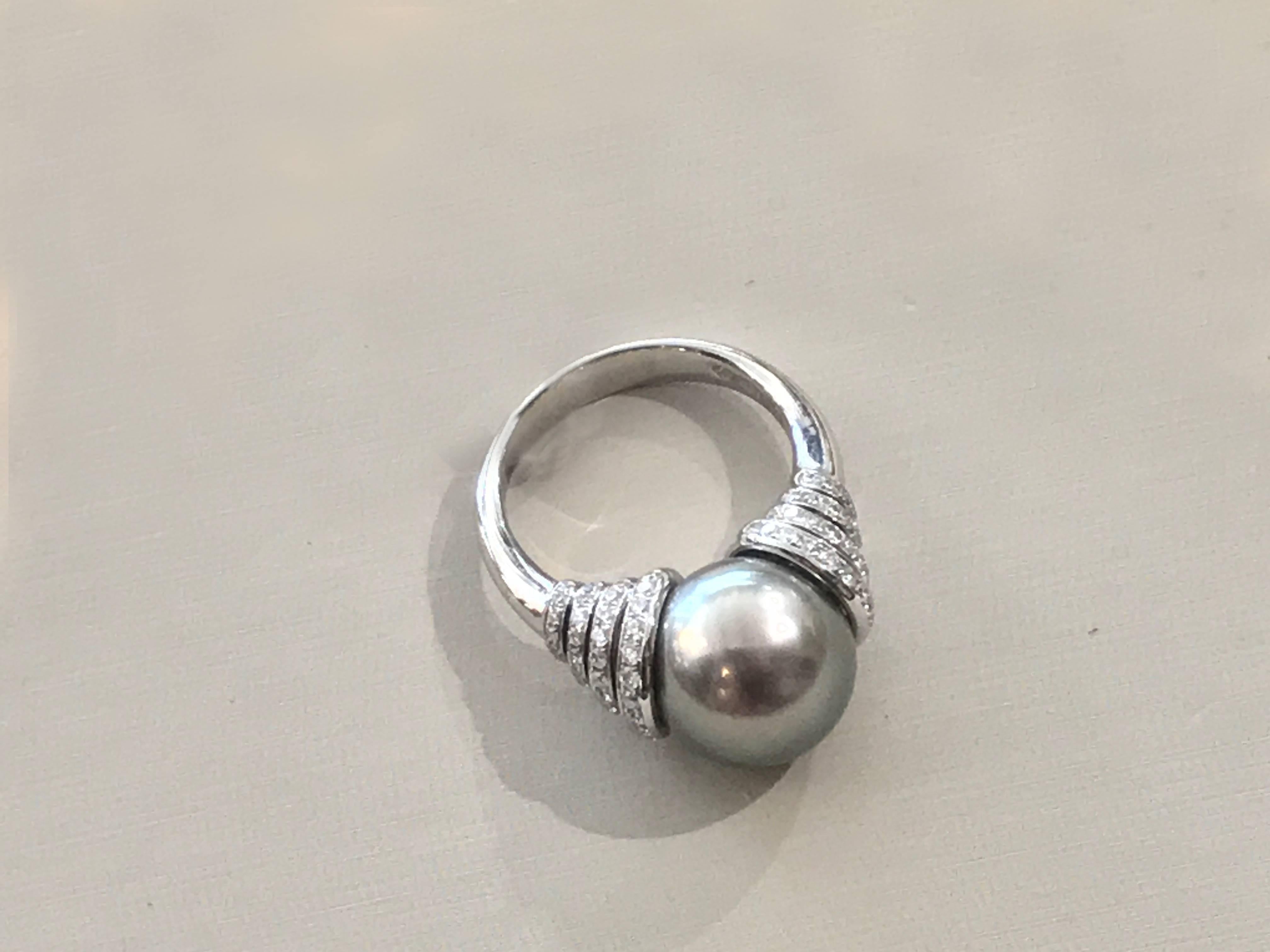 Cultured Pearl and Diamonds White Gold Ring
Cultured Pearl 12/13 millimeter
White Gold 18 Carat
Diamonds 0,70 Carat color G/vs