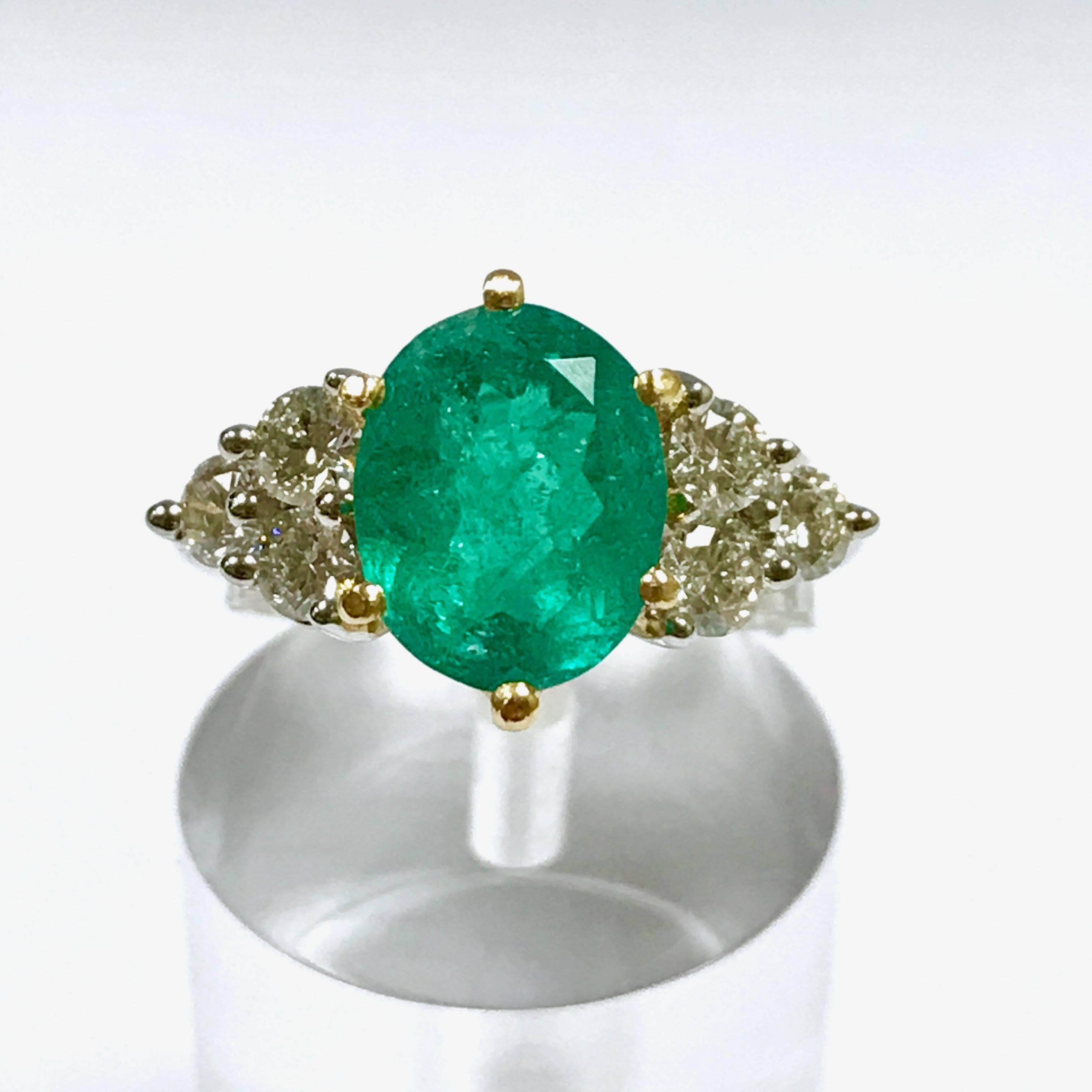 Emerald and Diamond White and Yellow Gold.
Emerald 2,81 Carat
Diamonds 0,72 Carat
Yellow and White Gold 18 Carat
Siez 54