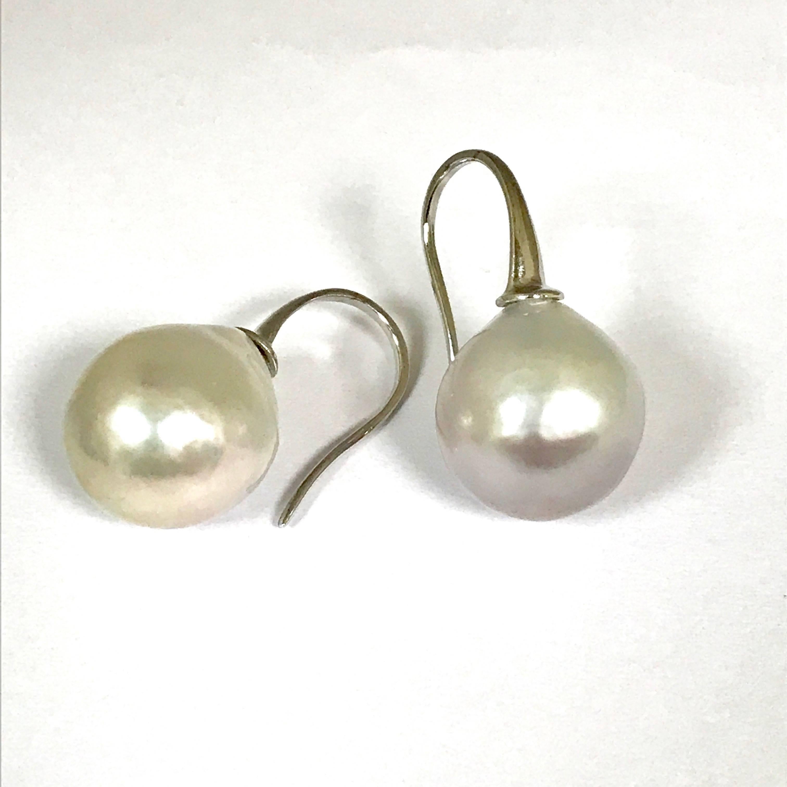 Cultured Pearls and White Gold Drop Earrings.
Cultured Pearls
White Gold 18 Carat
