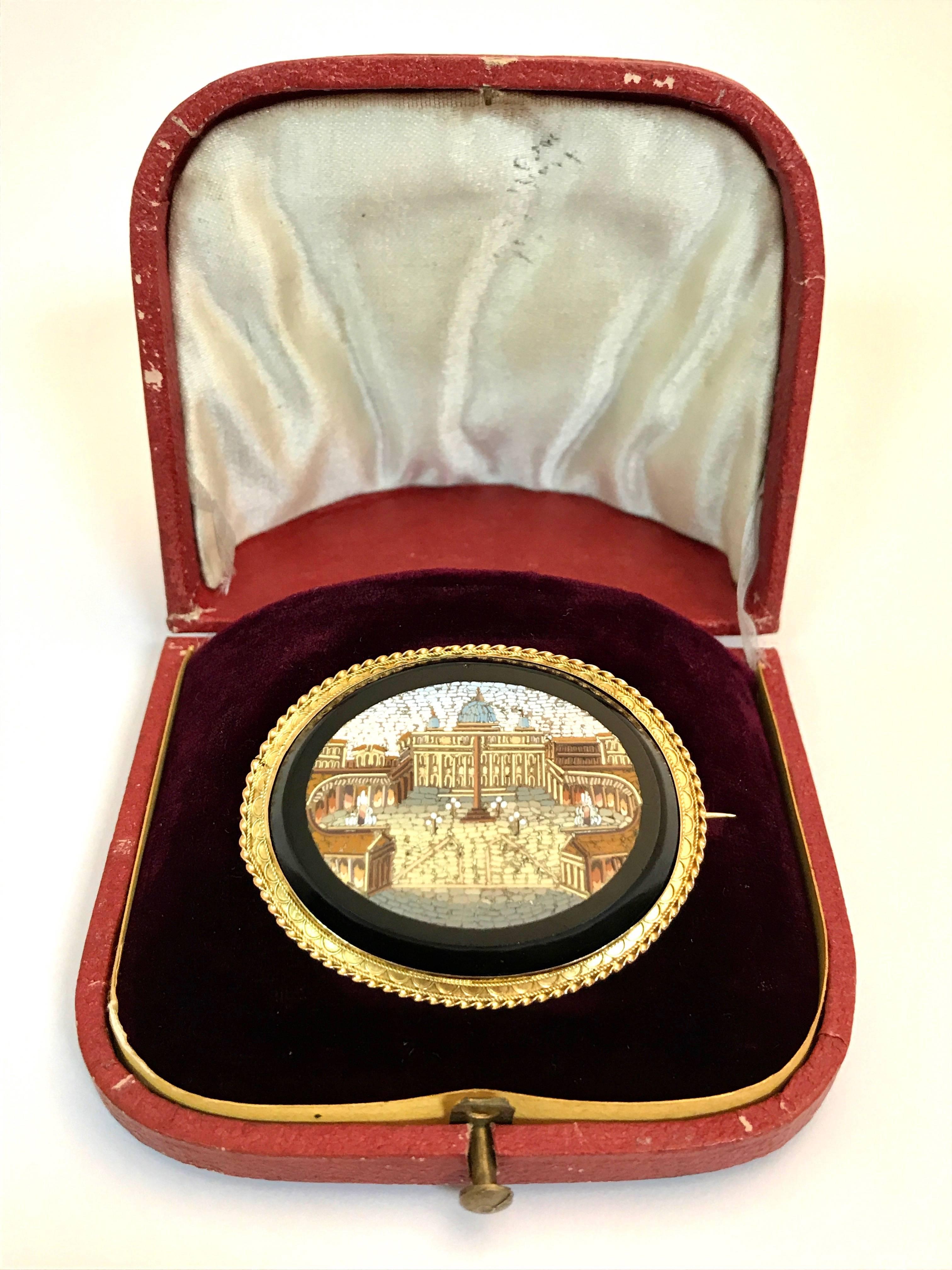 Micro-Mosaic St. Peter's Square Rome Agate and Yellow Gold Brooch.
Agate
Yellow Gold 18 Carat
