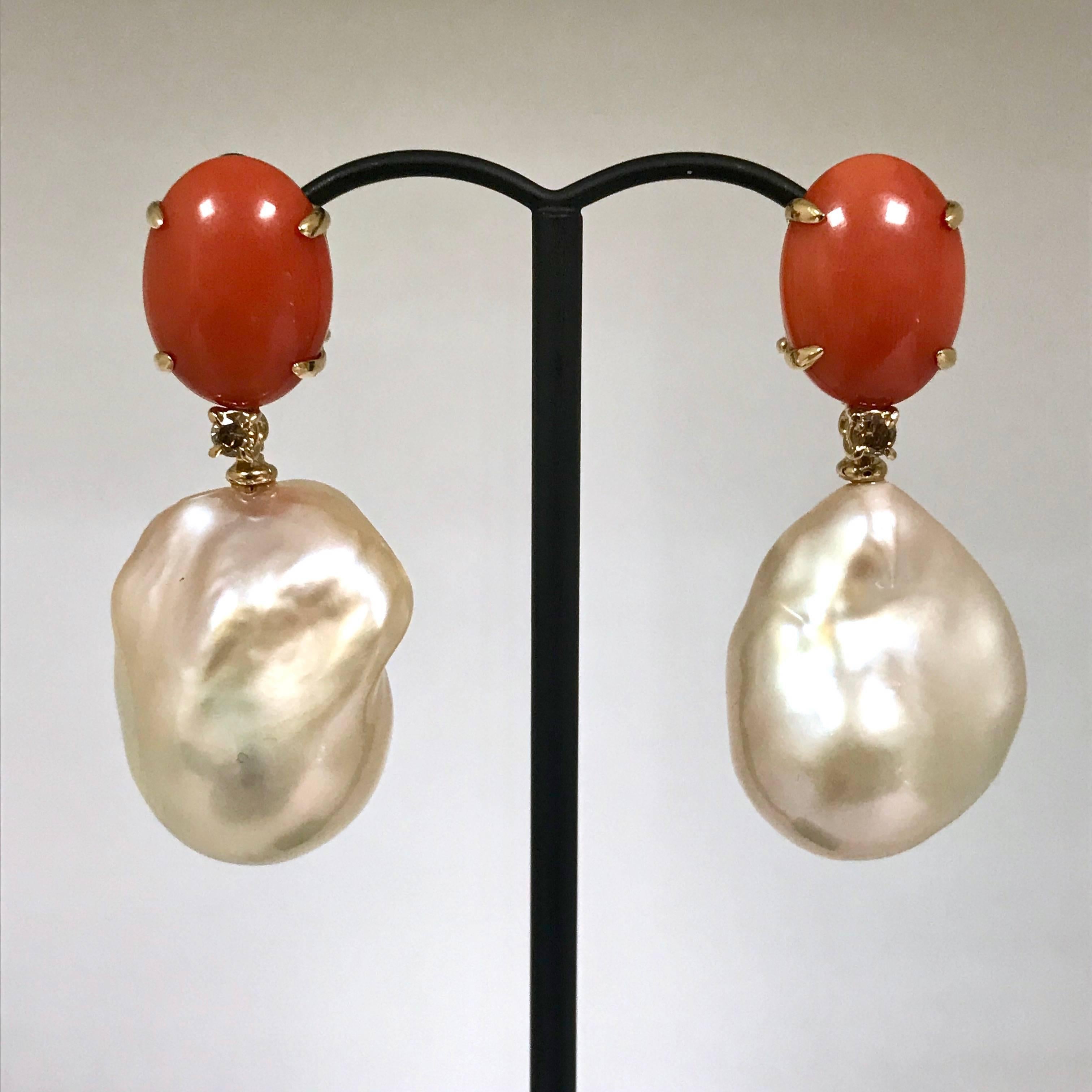Baroque Pearls Coral and Diamonds Yellow Gold Earrings.
Baroque Pearls
Coral
Diamonds Brilliants FU 0,016 Carat
Yellow Gold 18 Carat