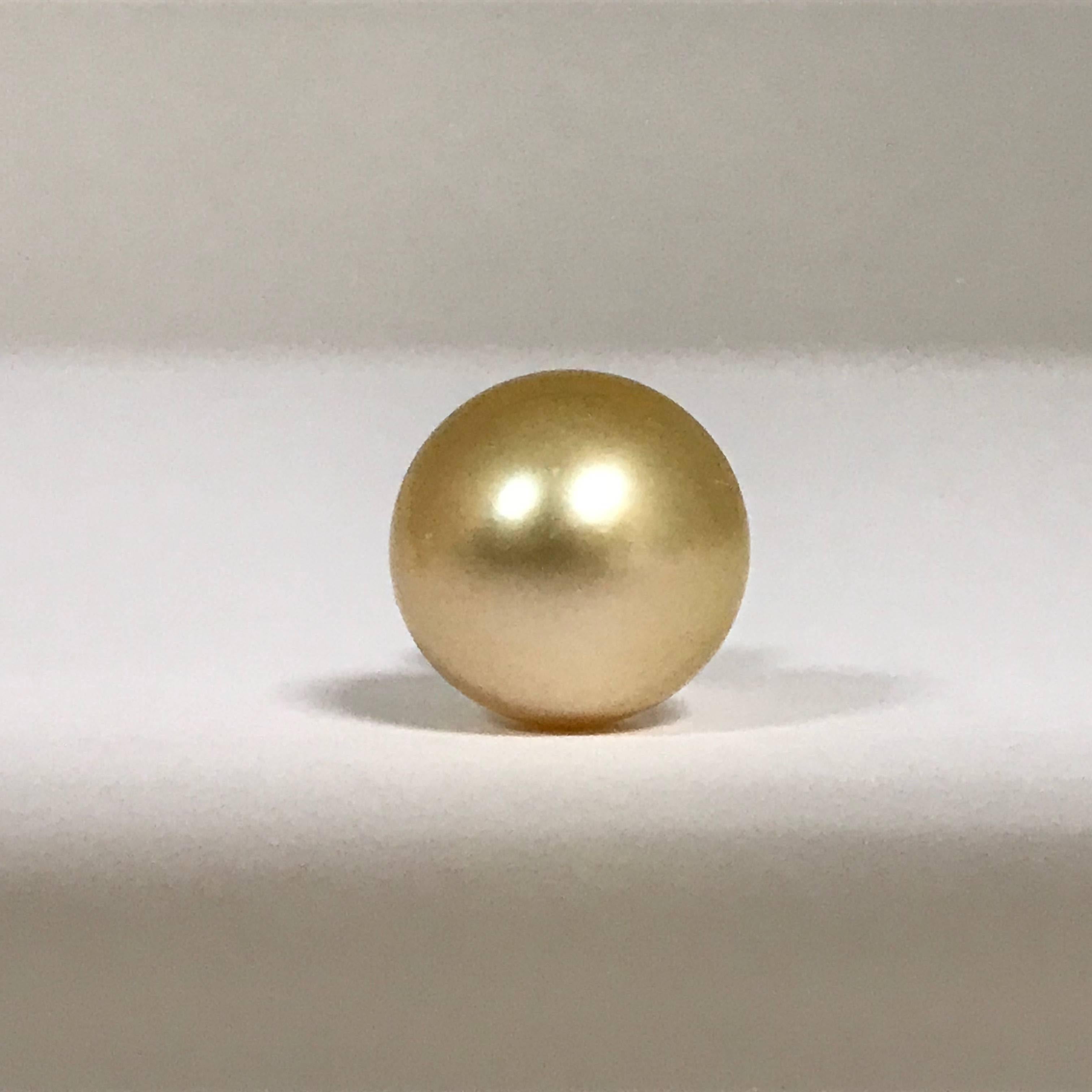 Champagne Cultured Pearl and White Gold Earrings In New Condition In Vannes, FR