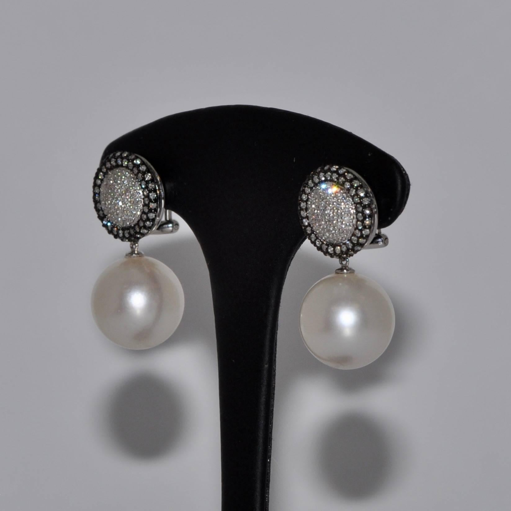 Discover this Cultured Pearls and Diamonds White Gold 18 Carat Chandelier Earrings.
Cultured Pearls
Diamonds Brilliants
White Gold 18 Carat
