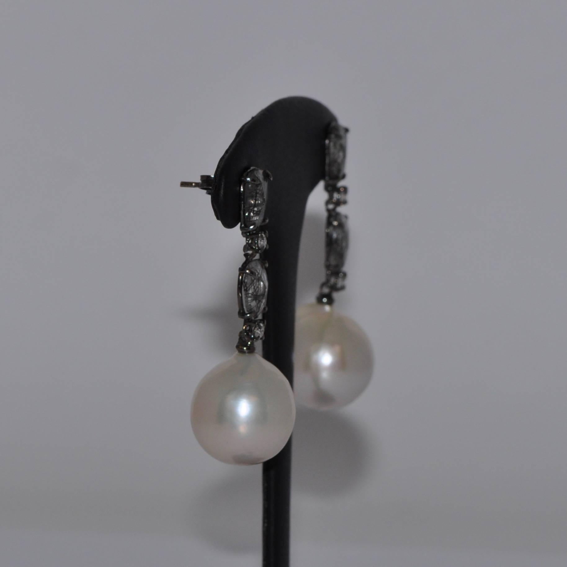 Discover this Tourmalines, Quartz and Cultured Pearls and Diamonds Black Gold Earrings.
Tourmalines
Quartz
Cultured Pearls 
White Diamonds 
Black Gold 18 Carat