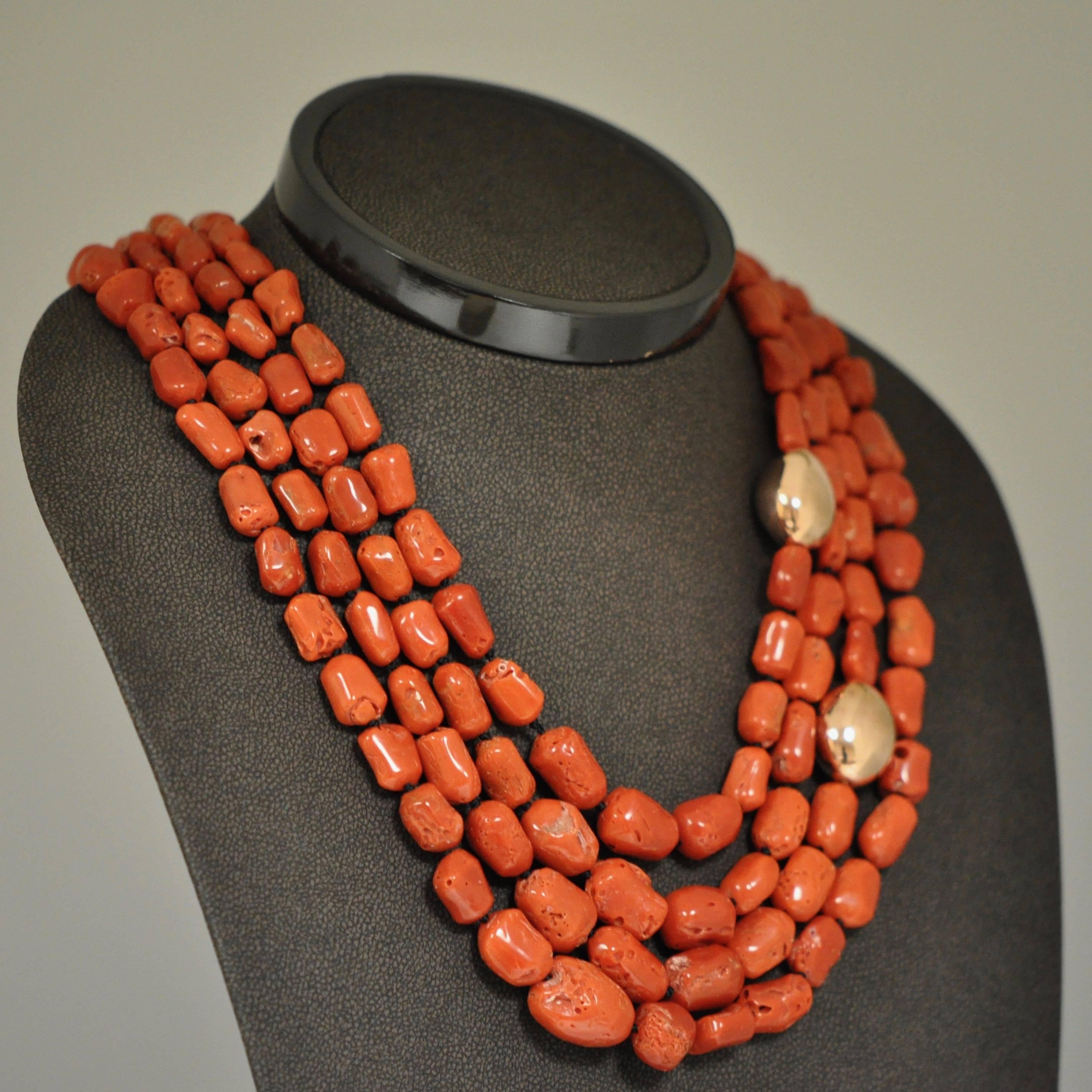 Coral and Rose Gold Pearls Bakelite Clasp Beaded Necklace In New Condition In Vannes, FR