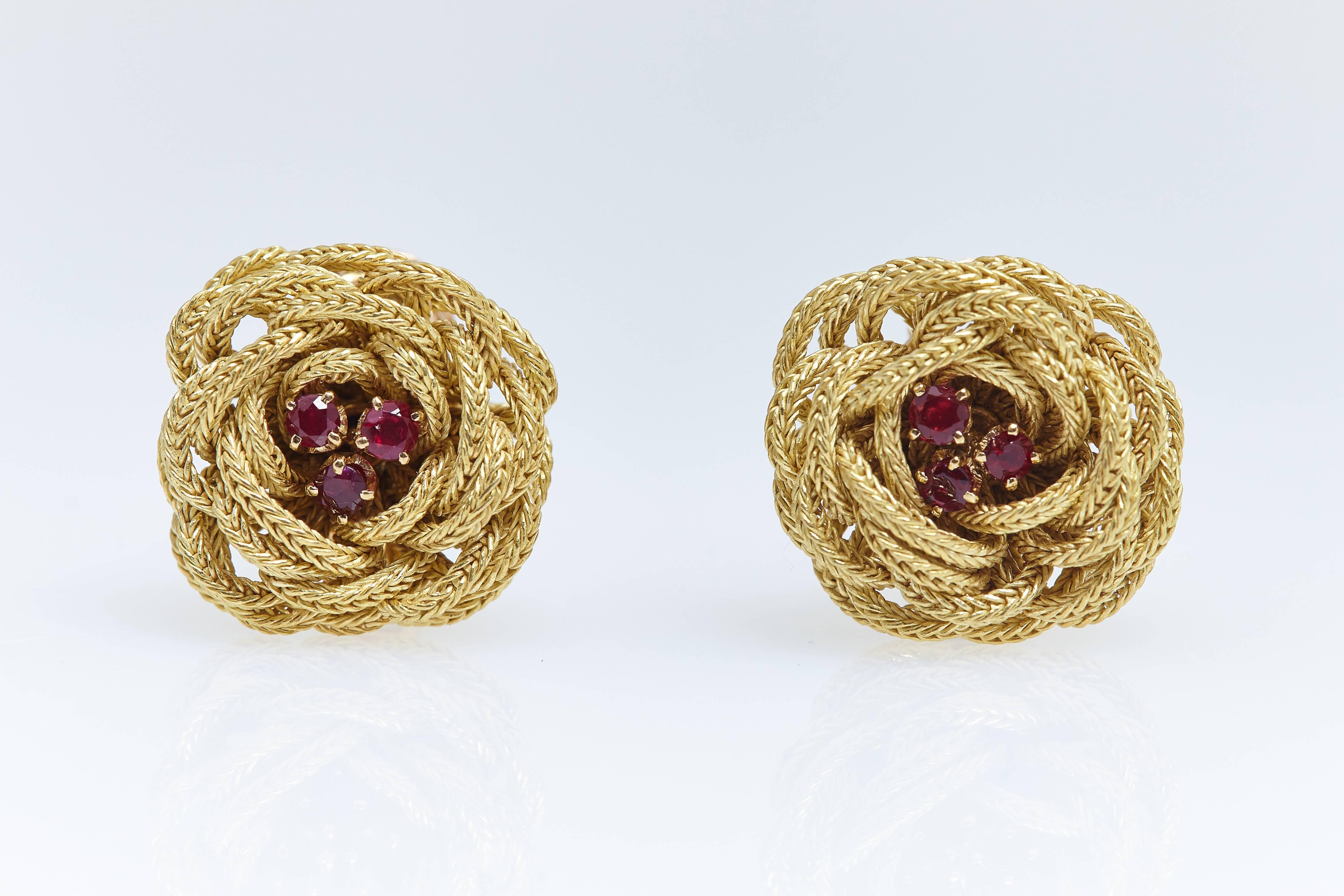 French Ruby Gold Flower Brooch Earring Suite In Excellent Condition For Sale In New York, NY