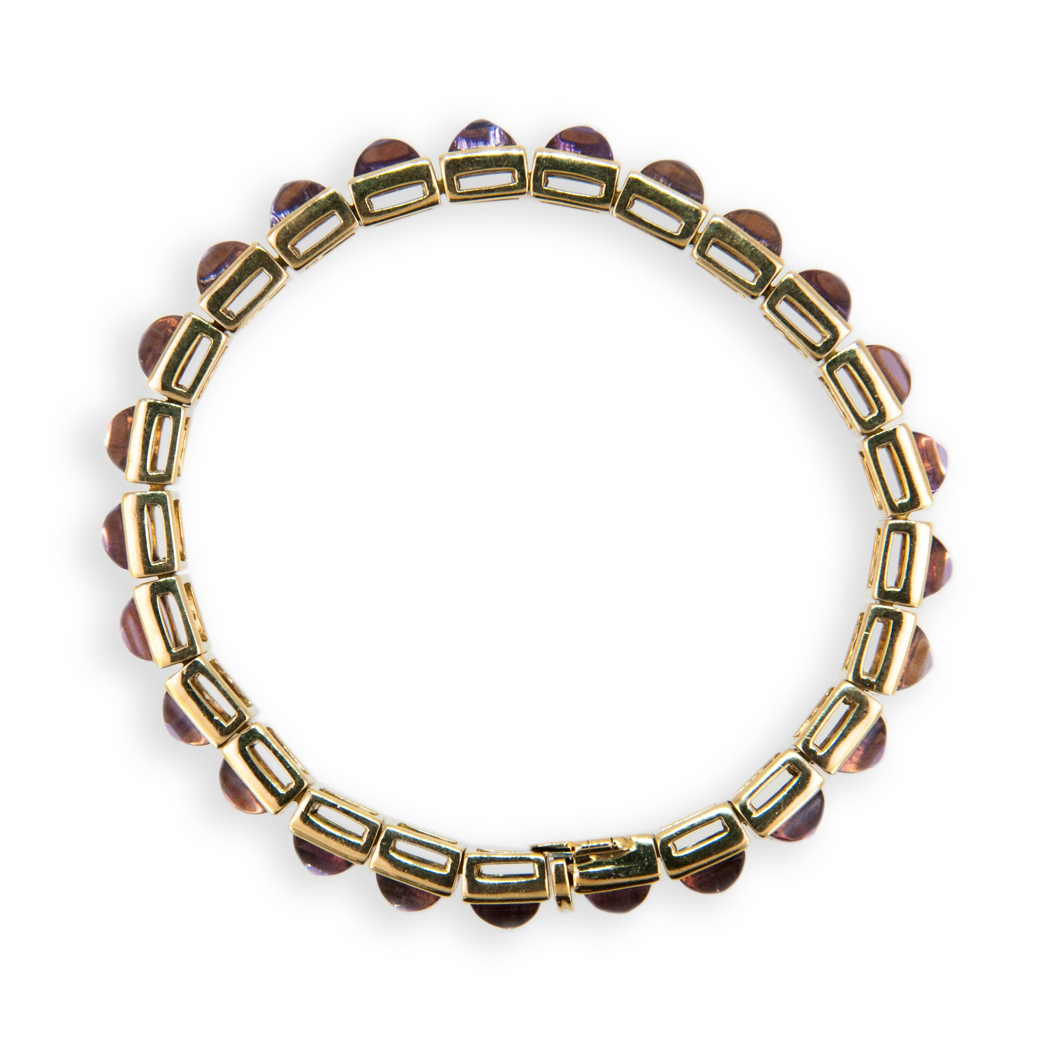 18 karat yellow gold bracelet single sugarloaf Amethyst. (25) Amethyst 31.25 carats total weight.