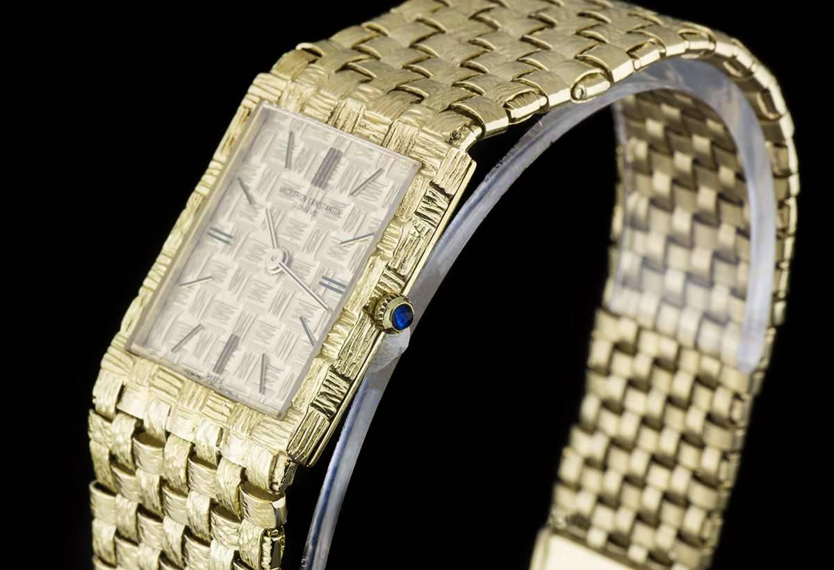 An 18k Yellow Gold Gents Wristwatch 7186, textured champagne dial with applied index batons, an 18k yellow gold fixed textured bezel, an 18k yellow gold basket weave bracelet with an 18k yellow gold basket weave jewellery style clasp, mineral glass,