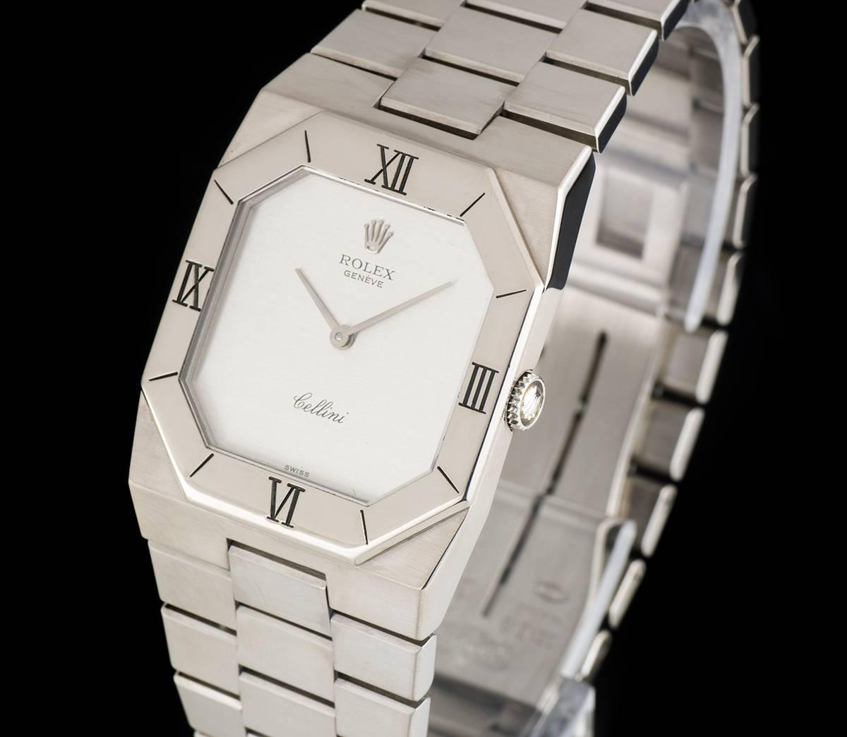 An 18k White Gold Vintage Cellini Gents Wristwatch, silver dial, a fixed 18k white gold bezel with engraved hour markers and engraved roman numerals at III, VI, IX and IX, an 18k white gold oysterquartz bracelet with a concealed 18k white gold