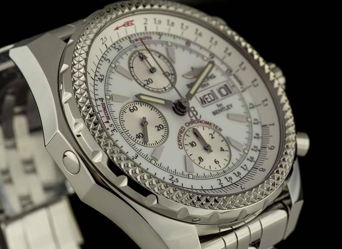 Montre-bracelet pour hommes Bentley Motors GT Chronograph en acier inoxydable, cadran blanc avec index appliqués, date et jour de la semaine à 3 heures, compteur 12 heures à 6 heures, petite seconde à 9 heures, compteur 30 minutes à 12 heures,