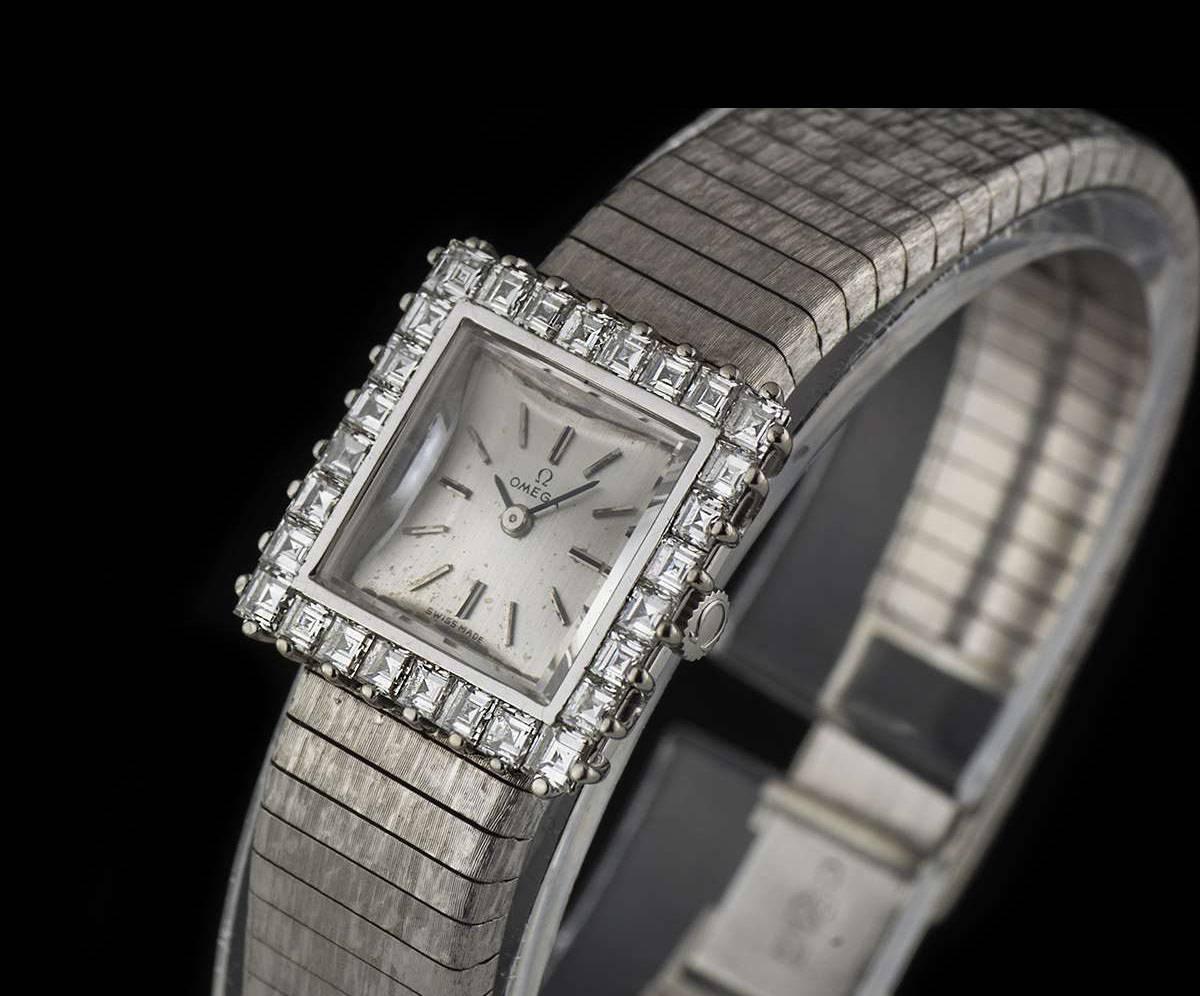 An 18k White Gold Ladies Vintage Wristwatch, silver dial with applied index batons, a fixed 18k white gold bezel set with approximately 28 princess cut diamonds (a total carat weight of approximately 1.68ct), an 18k white gold integrated bracelet