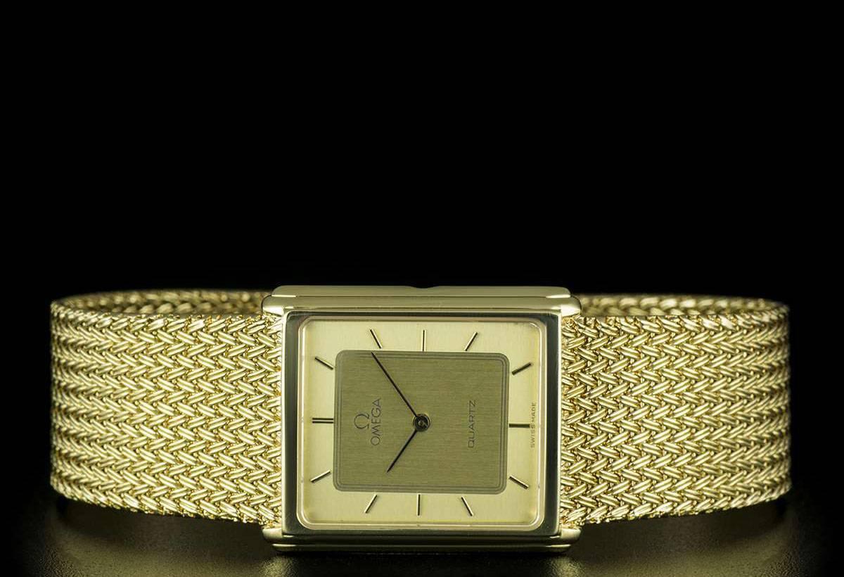 An 18k Yellow Gold Dress Gents Wristwatch, champagne dial with applied index batons, an 18k yellow gold fixed polished bezel, an original 18k yellow gold intergrated bracelet with an 18k yellow gold jewellery style clasp, mineral glass, quartz