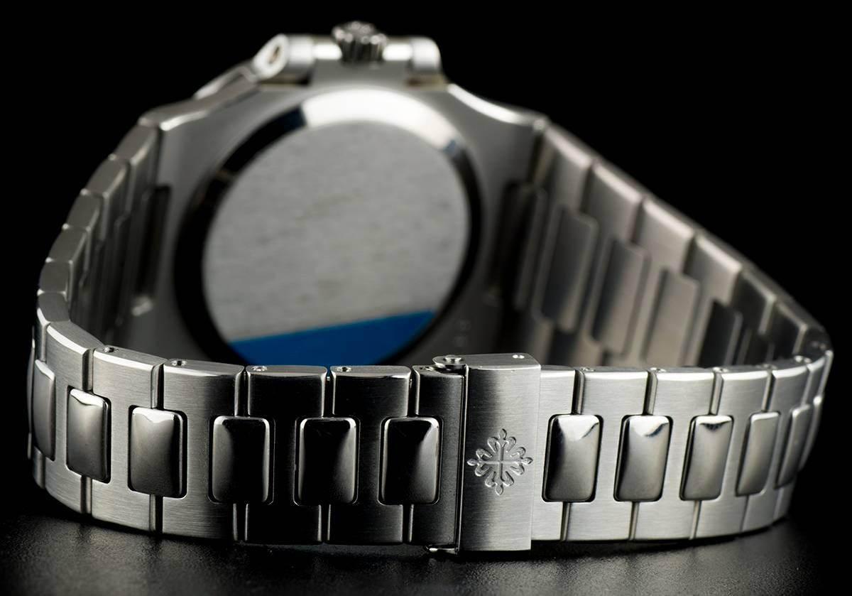 Women's or Men's Patek Philippe Nautilus Medium Gents Steel Black Dial 3800/1 Automatic Watch