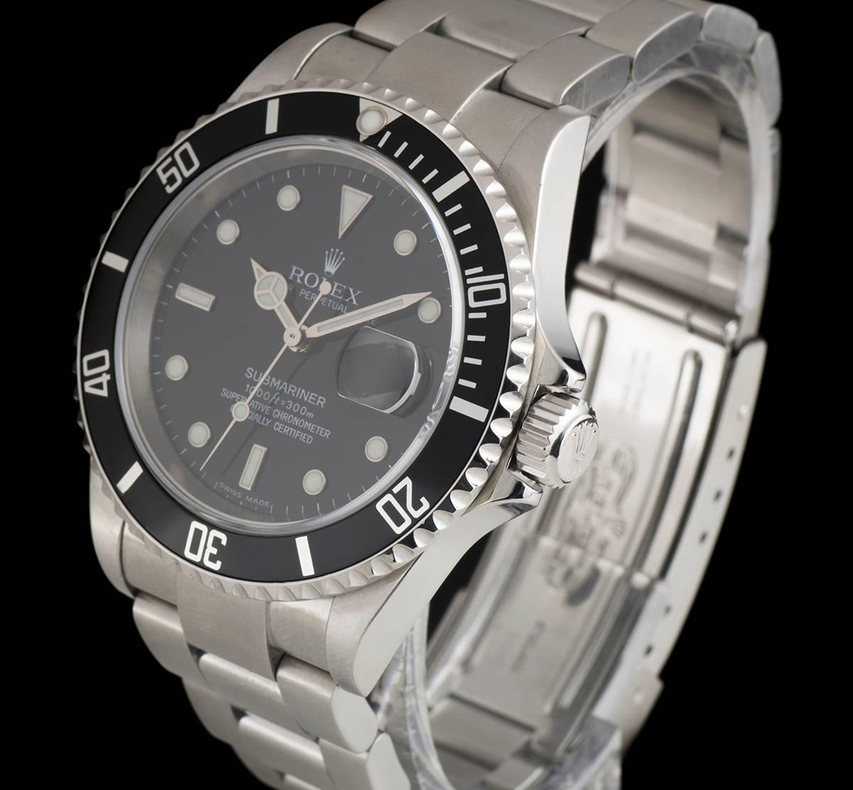 A Stainless Steel Oyster Perpetual Submariner Date Gents Wristwatch, black dial with applied hour markers, date at 3 0'clock, a stainless steel uni-directional rotating bezel with a black bezel insert, a stainless steel oyster bracelet with a