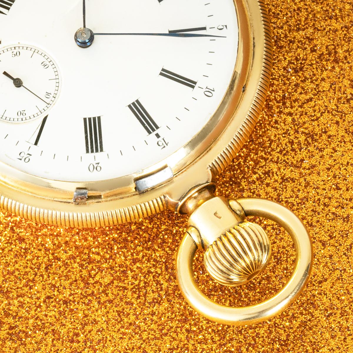 Ein Schweizer 18ct Gelbgold Keyless Pivoted Detente Full Hunter Taschenuhr C1890.


Zifferblatt: Elegantes, unsigniertes weißes Emailzifferblatt mit römischen Ziffern, äußere Minuterie mit arabischen Ziffern in fünf Sekundenabständen. Das