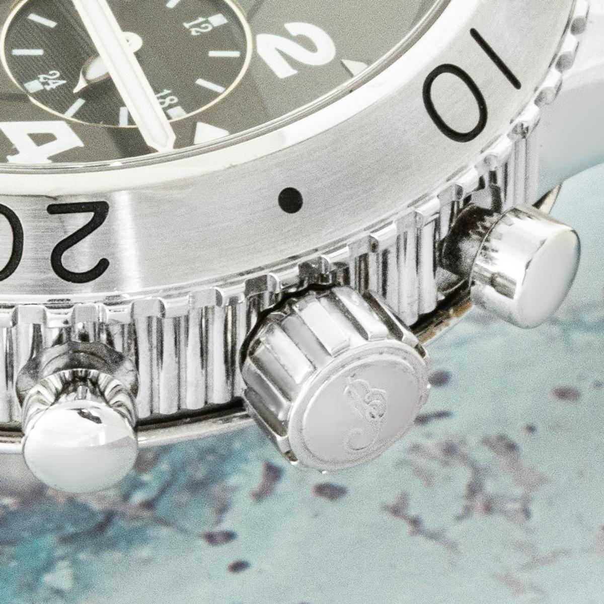 Eine 42 mm große Type XXI aus Edelstahl, hergestellt von Breguet. Sie verfügt über ein braunes Zifferblatt mit arabischen Leuchtziffern, eine Datumsanzeige bei 6 Uhr und 3 Hilfszifferblätter mit kleiner Sekunde, Tag-/Nachtanzeige und