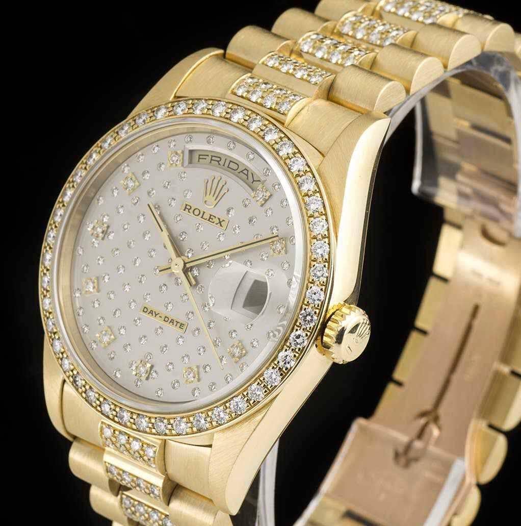 Raro orologio da polso Oyster Perpetual Day-Date da uomo in oro giallo, raro quadrante in argento con diamanti pleiadiani incastonati con circa 122 diamanti tondi taglio brillante applicati e 10 indici in diamanti tondi taglio brillante, giorno a