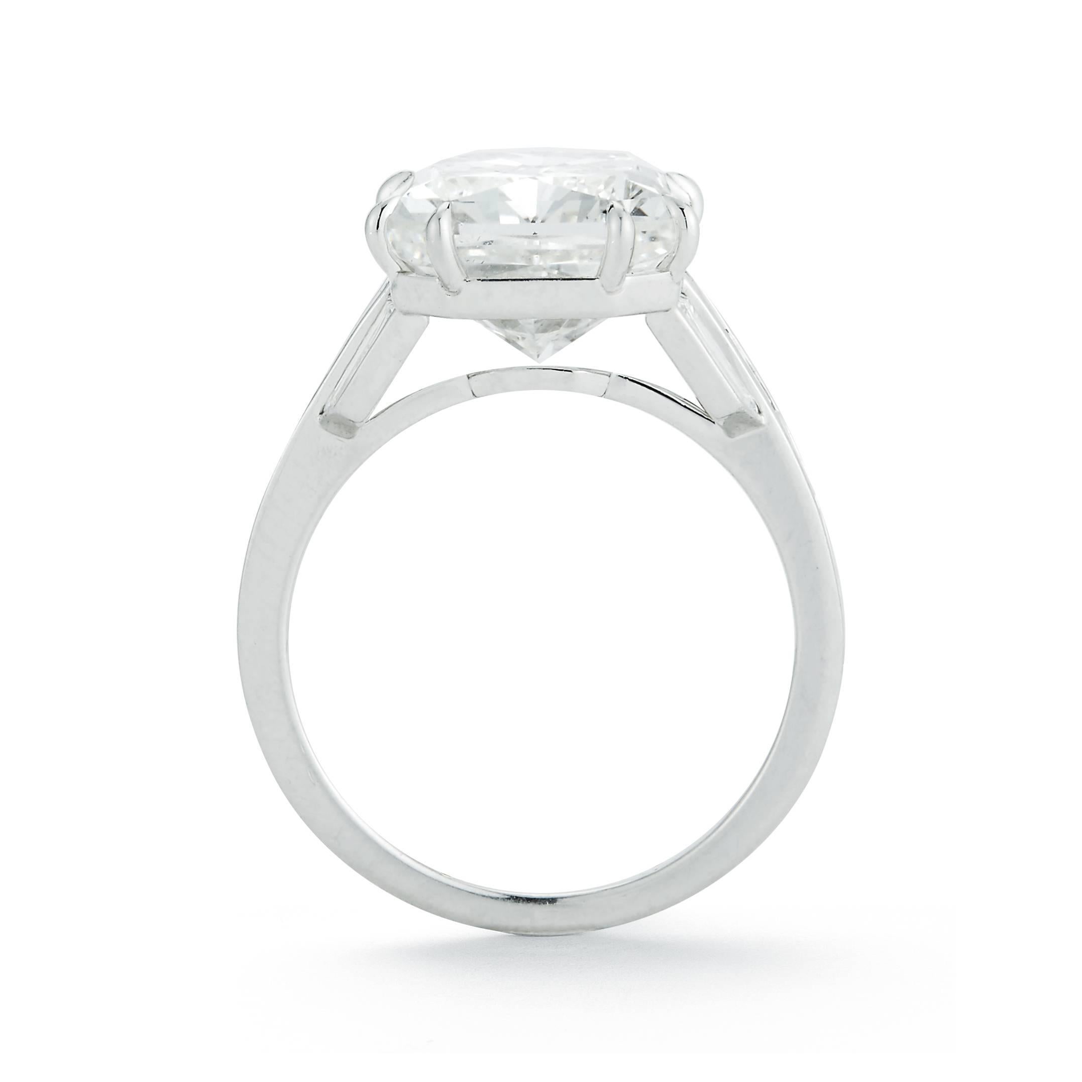 Set with a radiant-cut diamond, weighing approximately 7.09 carats, flanked to each side by baguette-cut diamonds and with tapered baguette-cut diamond detail, mounted in platinum

Size 6 (can be sized)

With report 1142800839 dated 29 June 2012