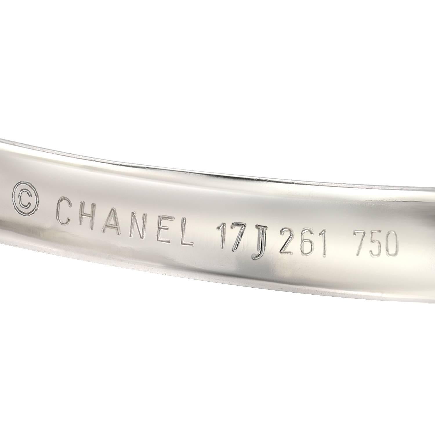 Round Cut 18 Karat White Gold and Diamond Star Ring, Chanel For Sale