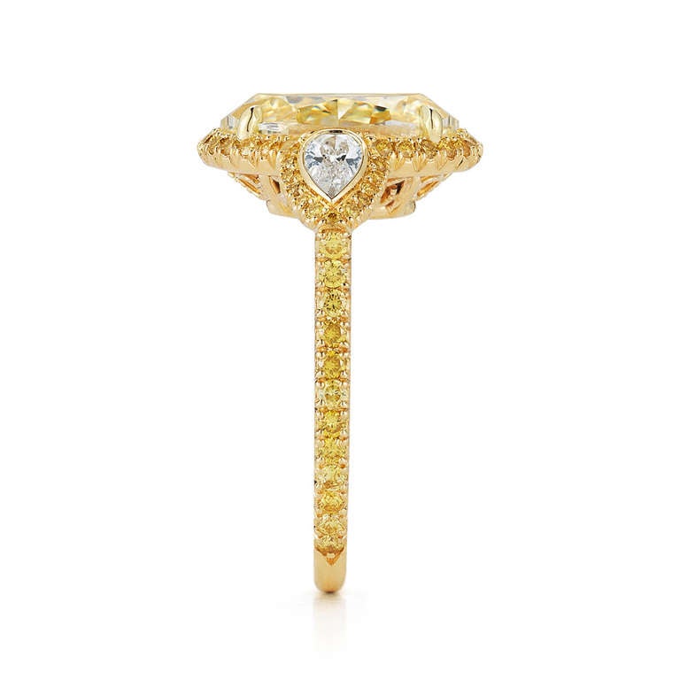 Kwiat Fancy Light Yellow Diamond Ring, of 4.01 In New Condition For Sale In New York, NY