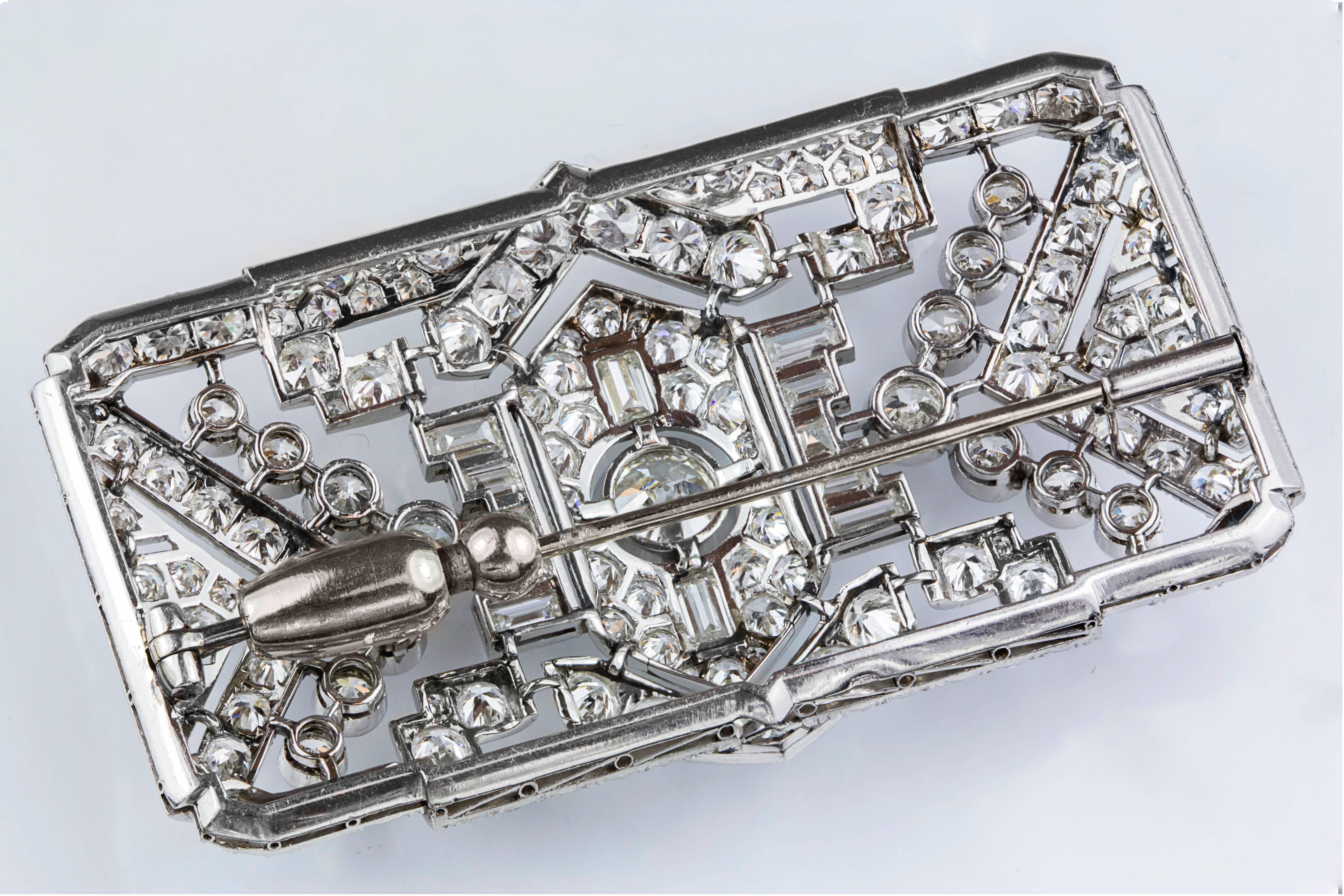 This antique art deco style brooch / pin has a beautiful intricate design set with 14.80 carats of mixed brilliant diamonds. Made in platinum. A gorgeous piece. 2.4 inches in length and 1.4 inches in width.

