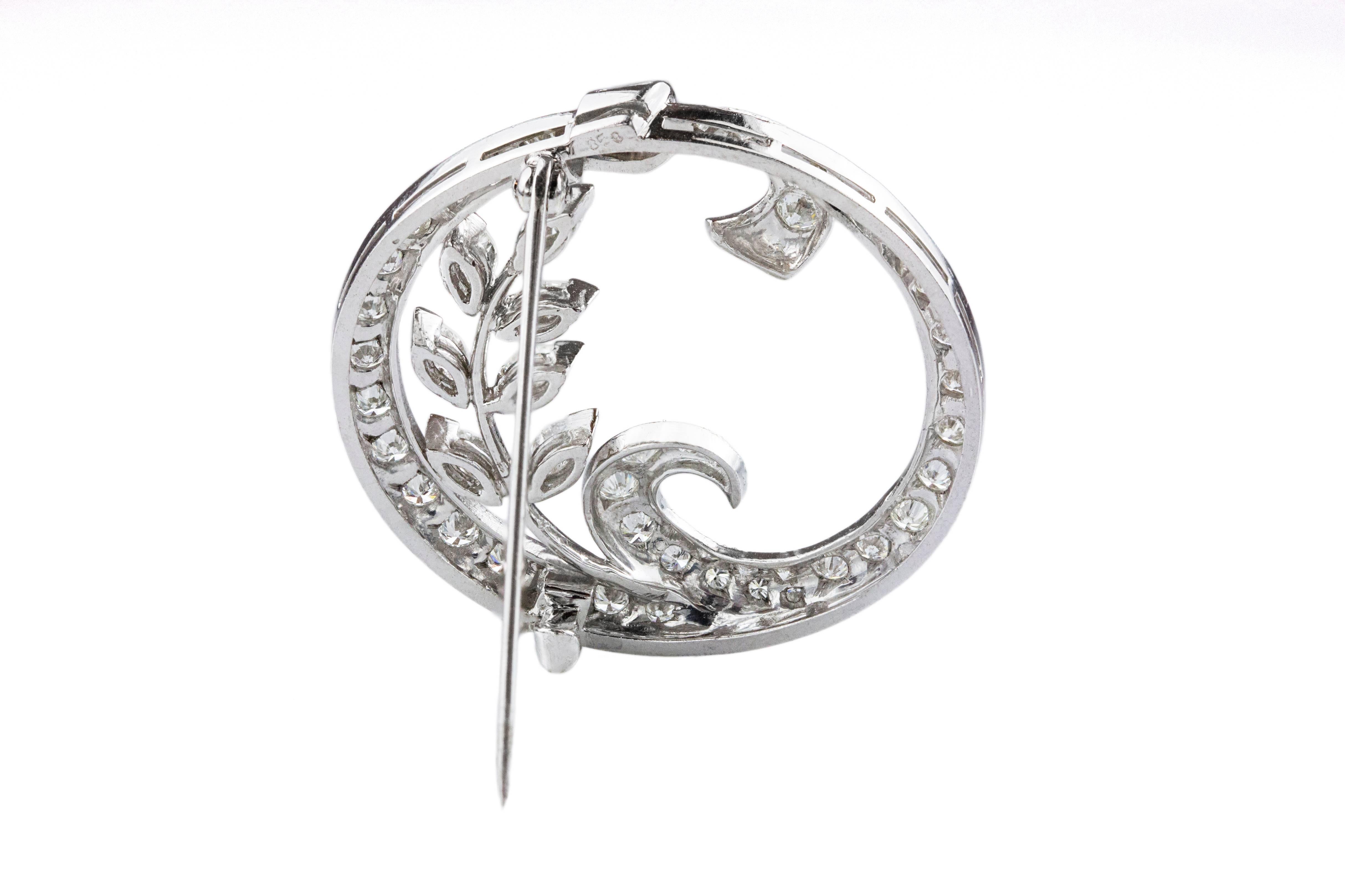 Precioso broche de platino engastado en estilo clásico con 54 diamantes brillantes que pesan 4,50 quilates. 1,46 pulgadas de diámetro.

