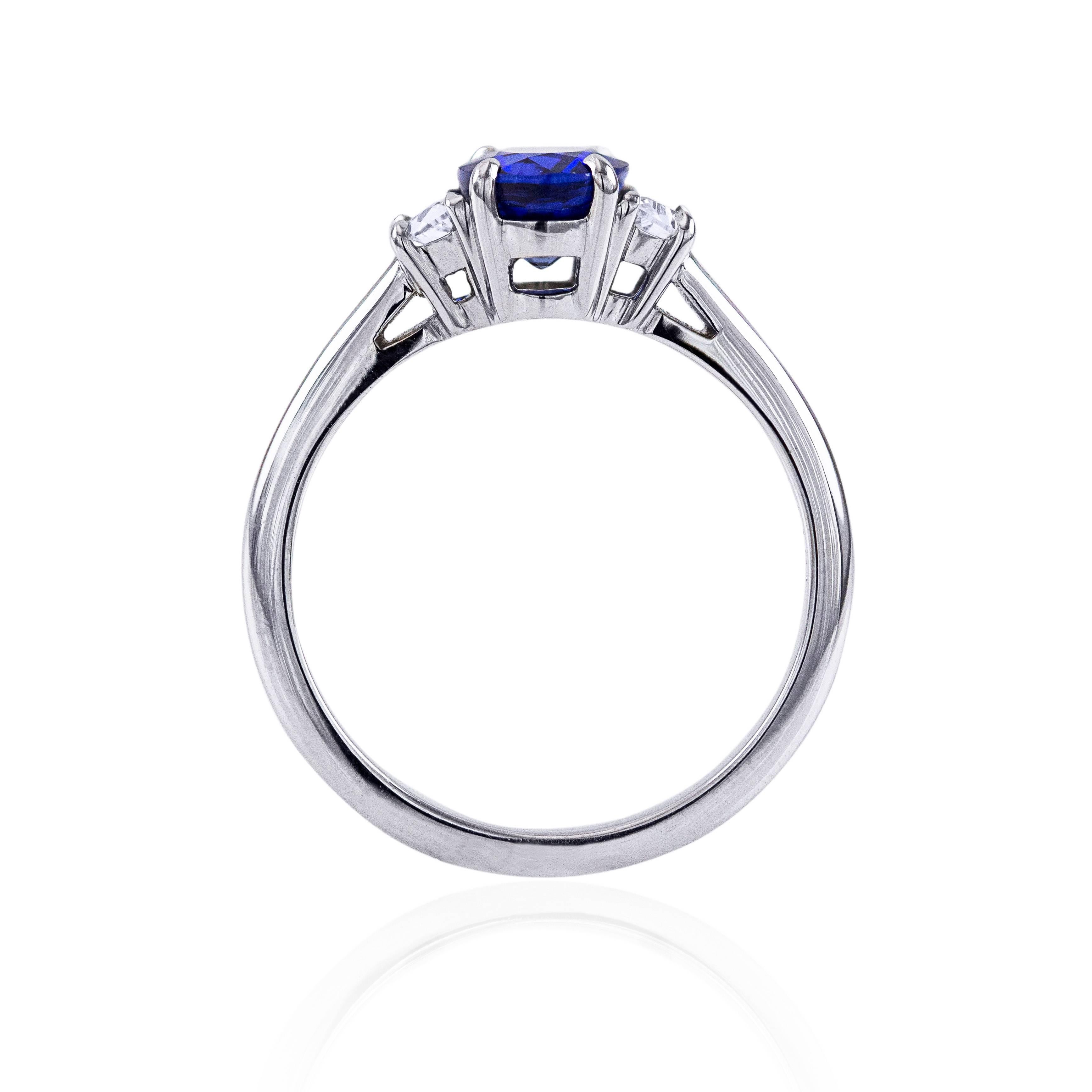 Sapphire Diamond Gold Three-Stone Ring In New Condition In New York, NY