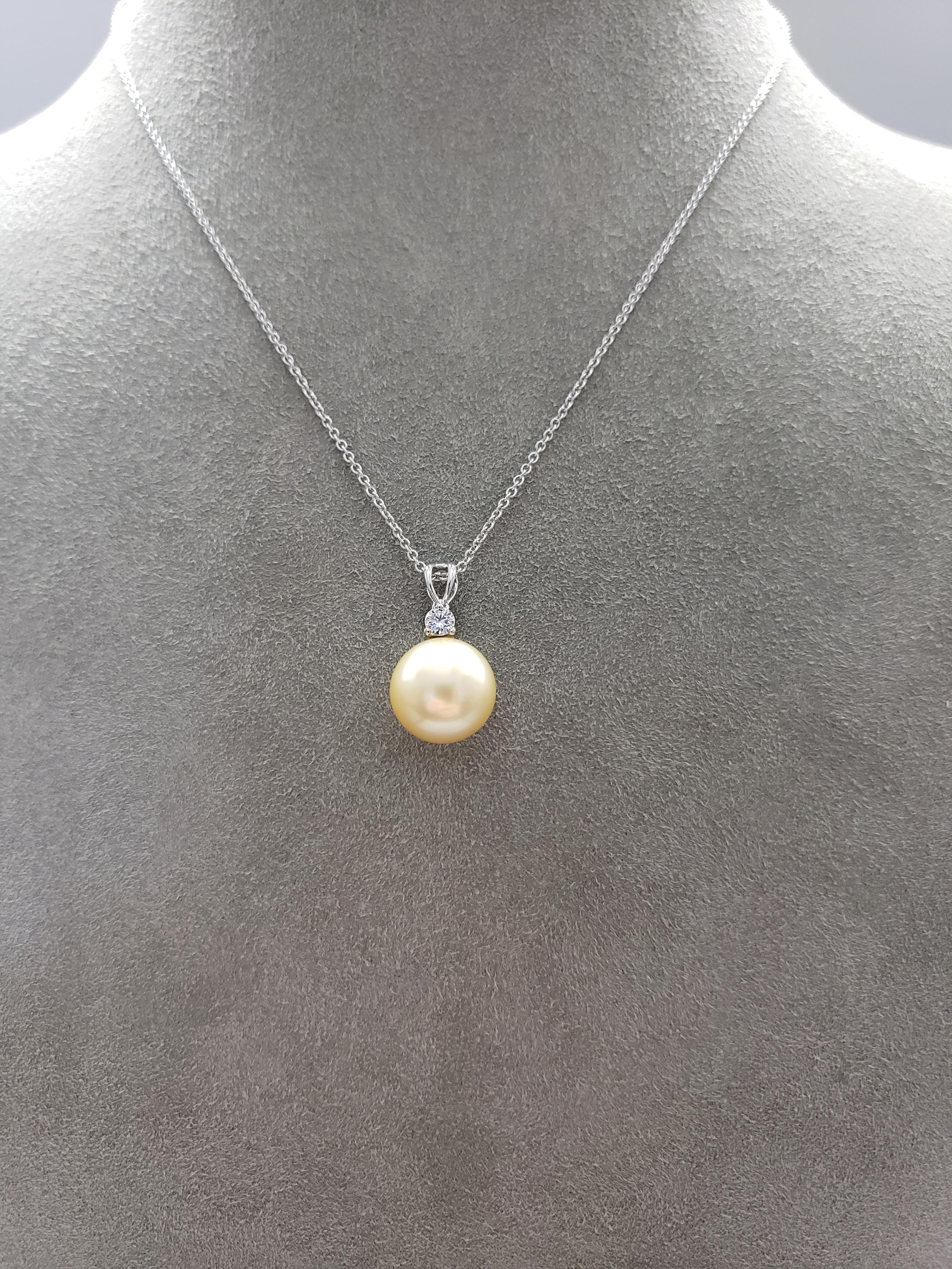 Roman Malakov 12 mm South Sea Pearl & Round Cut Diamond Pendant Necklace For Sale 1