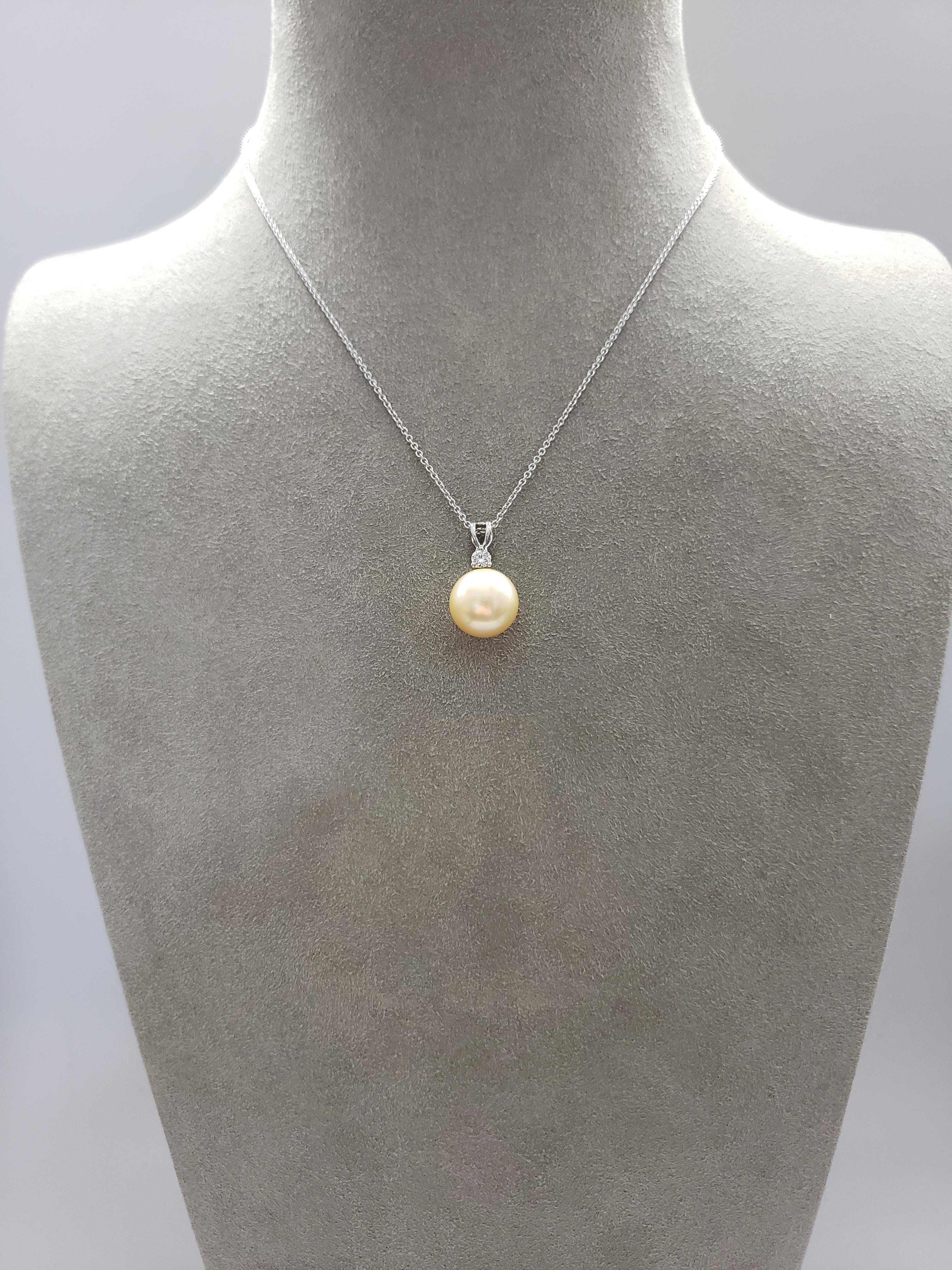 Roman Malakov 12 millimeter South Sea Pearl and Round Diamond Pendant Necklace In New Condition For Sale In New York, NY