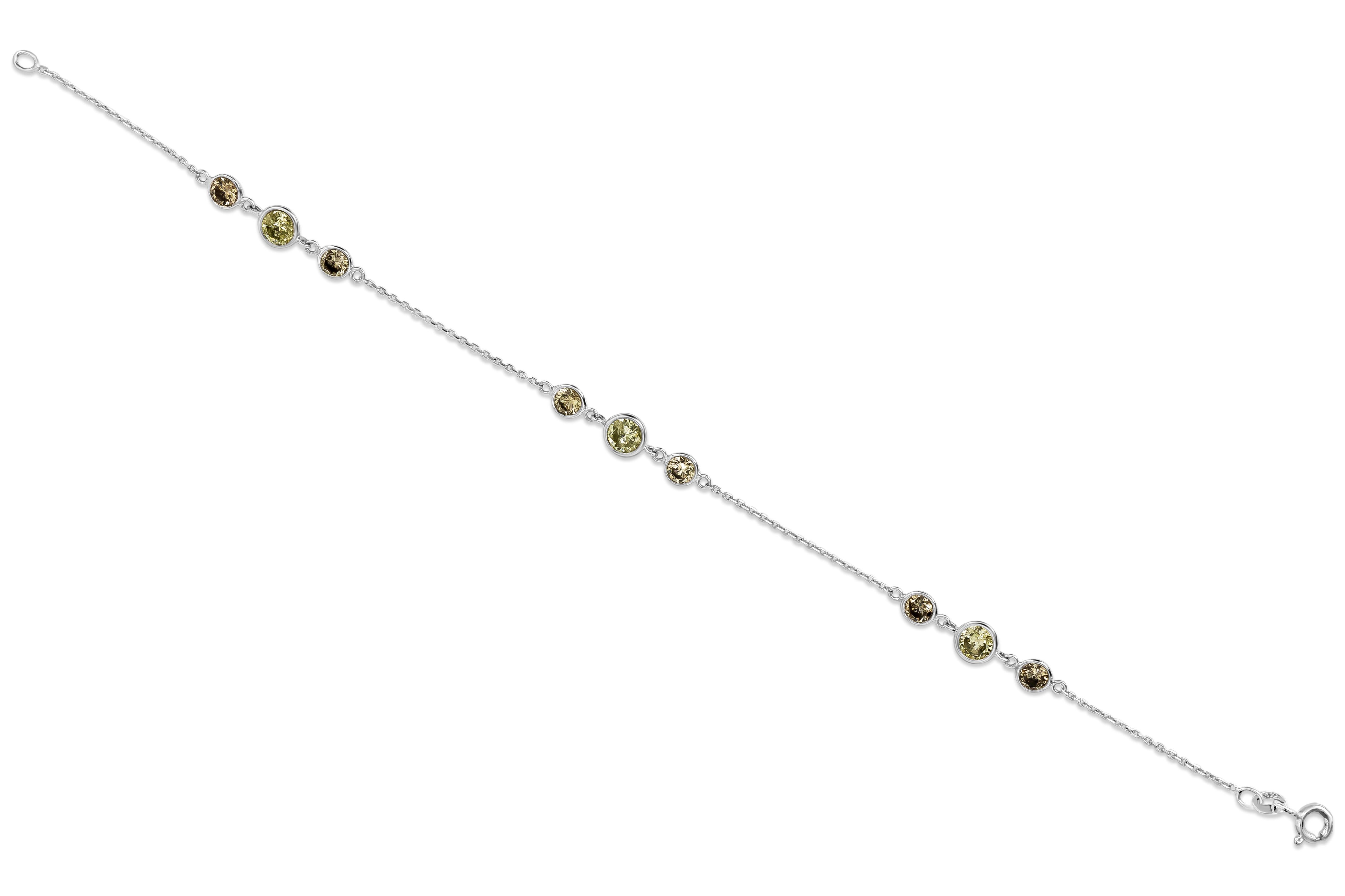 Un bracciale semplice, caratterizzato da una combinazione di diamanti marroni e gialli incastonati a gruppi di tre. I diamanti marroni pesano 1,09 carati e i diamanti gialli 0,99 carati. Sono equamente distanziati su una catena in oro bianco 18