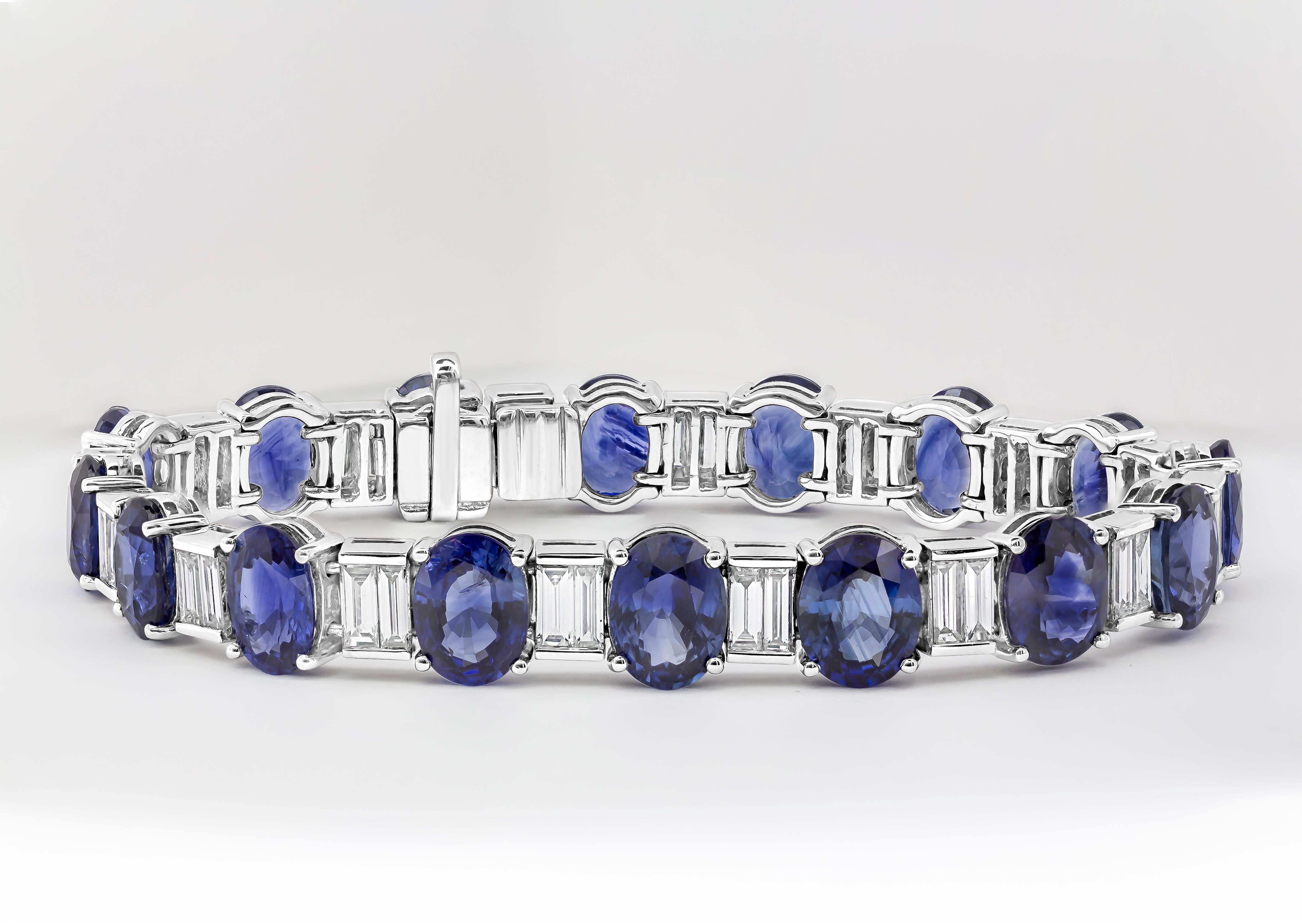 Ein exquisites und luxuriöses Armband mit einem blauen Saphir von 33,66 Karat im Ovalschliff, gefasst in einer klassischen vierzackigen Korbfassung. Eleganter Abstand zwischen den Diamanten im Baguetteschliff mit einem Gesamtgewicht von 3,35 Karat.
