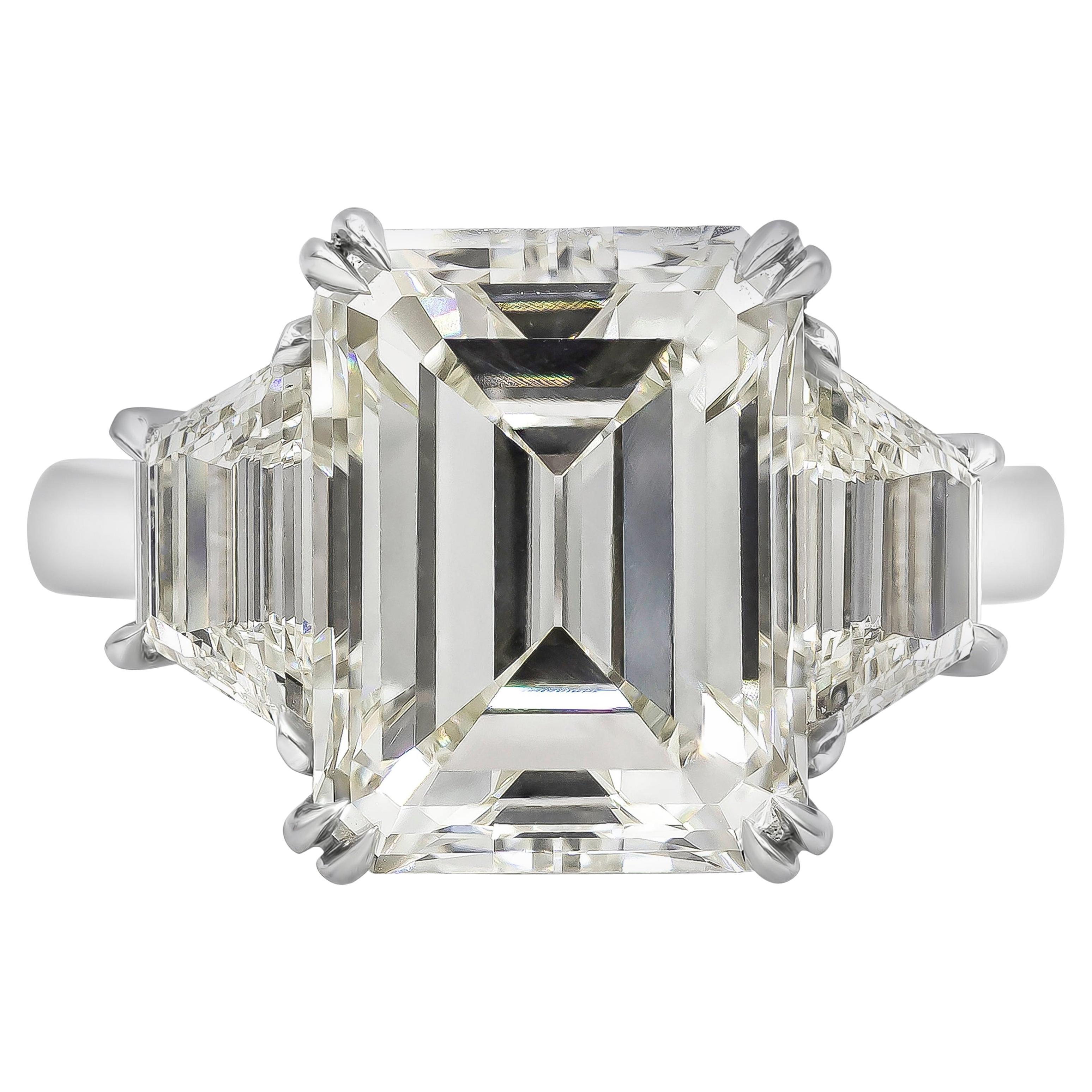Verlobungsring mit drei Steinen, GIA-zertifizierter 7.31 Karat Diamant im Smaragdschliff im Angebot