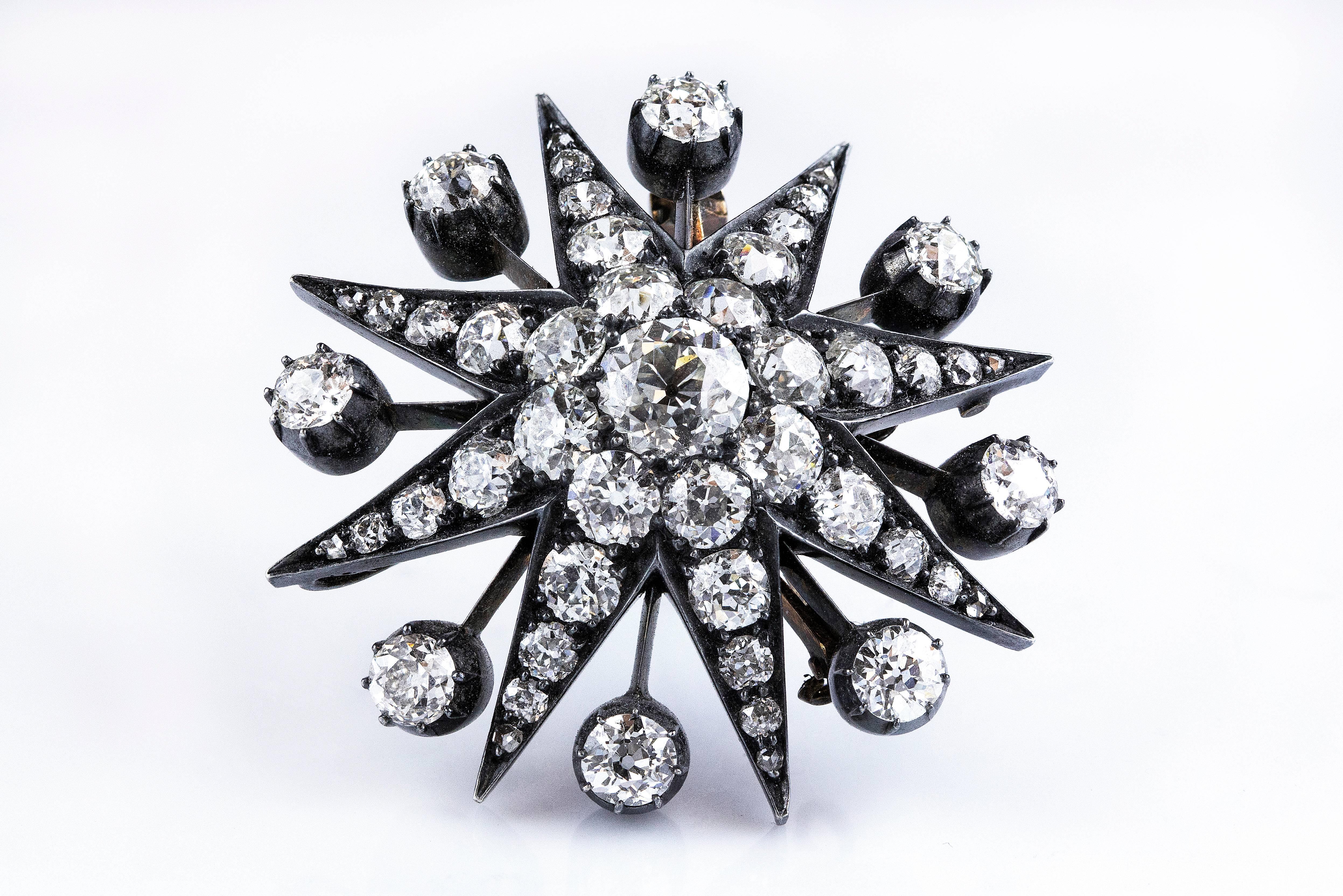 Victorian 12.50 Carats Total Old European Cut Diamond Eight Point Star Brooch In Good Condition For Sale In New York, NY
