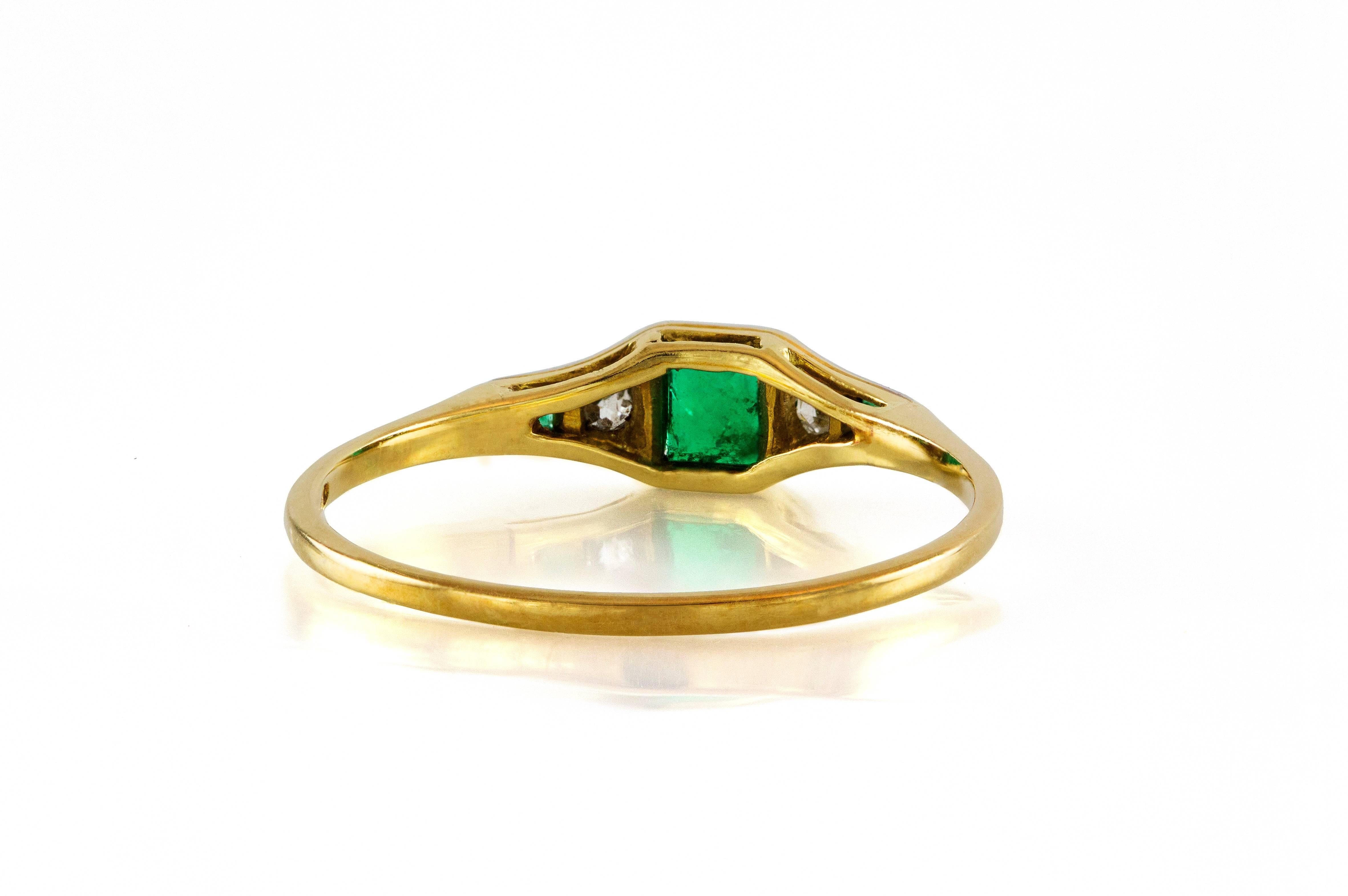 Antique Emerald Diamond Gold Ring In Good Condition In New York, NY