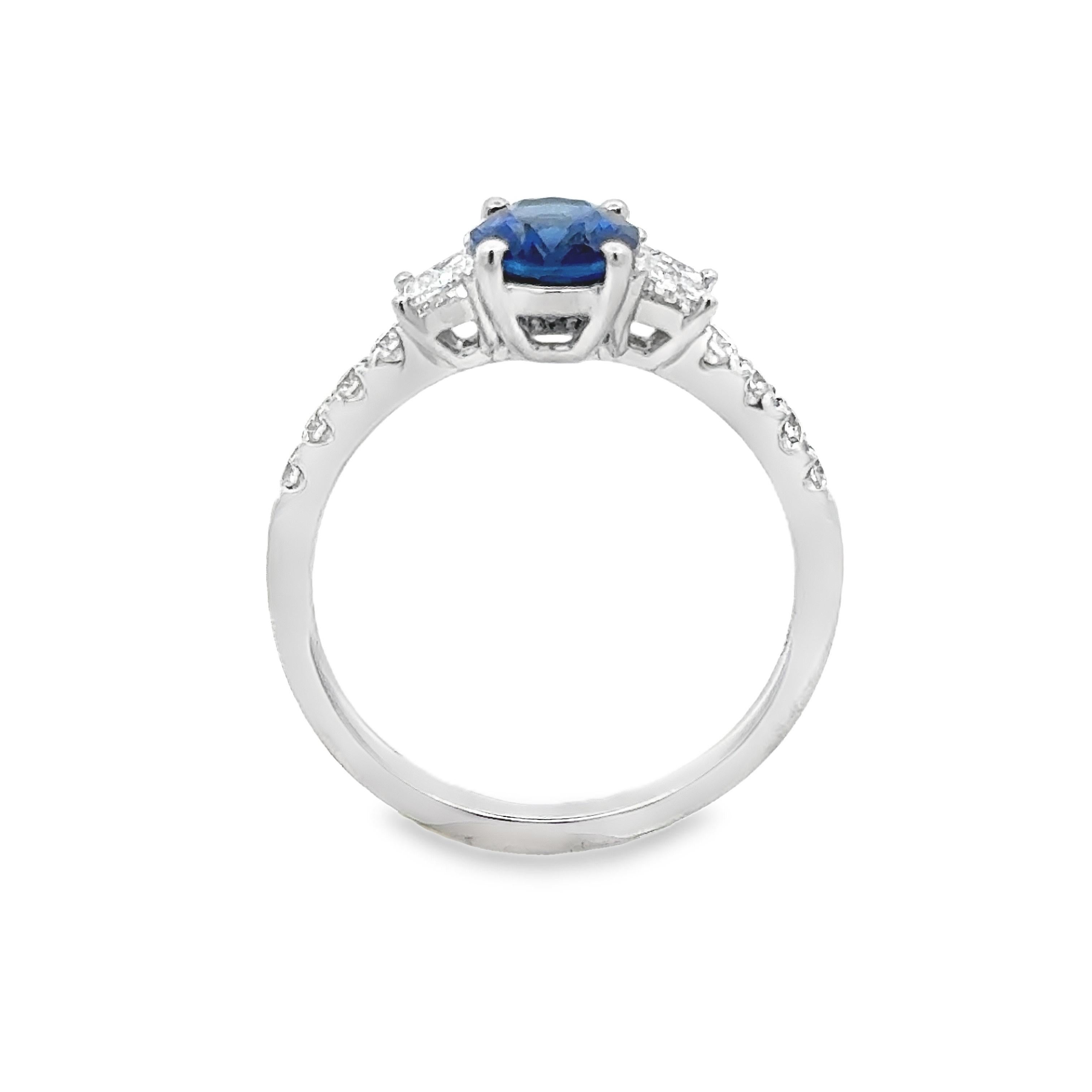 Taille ovale Roman Malakov Diamonds Bague de fiançailles en or blanc 1,52 carats saphir ovale et diamant en vente