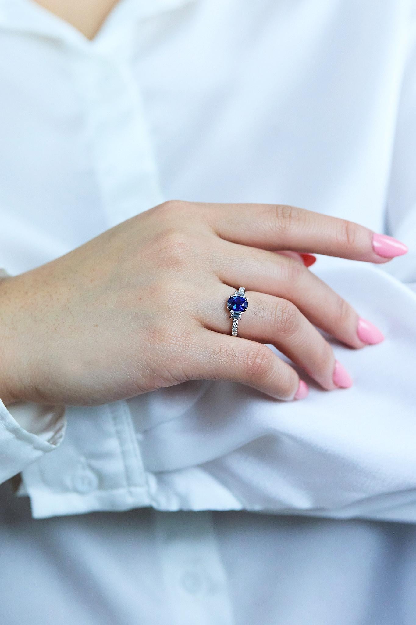 Roman Malakov Diamonds Bague de fiançailles en or blanc 1,52 carats saphir ovale et diamant Pour femmes en vente