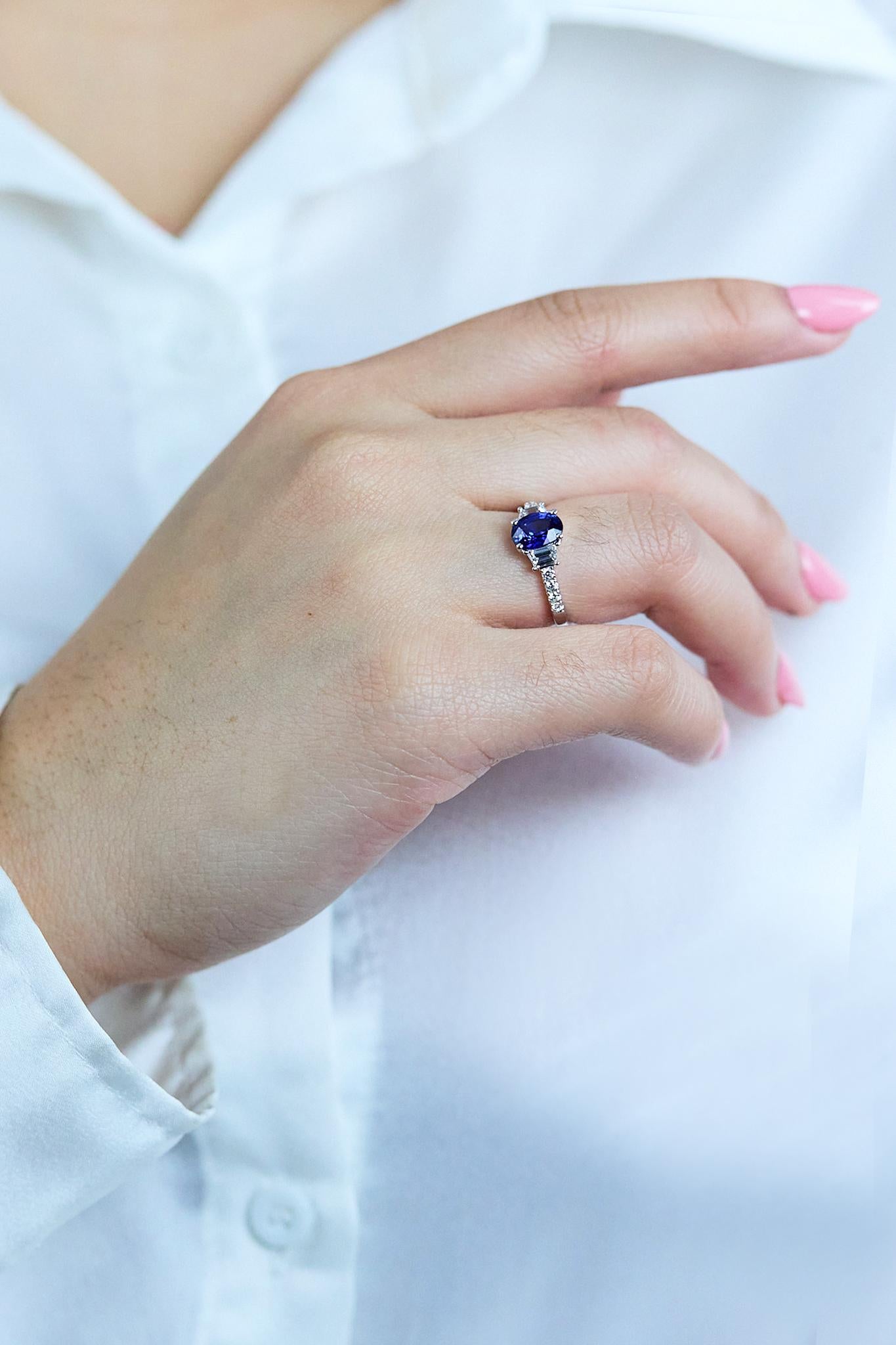 Roman Malakov Diamonds Bague de fiançailles en or blanc 1,52 carats saphir ovale et diamant Neuf - En vente à New York, NY